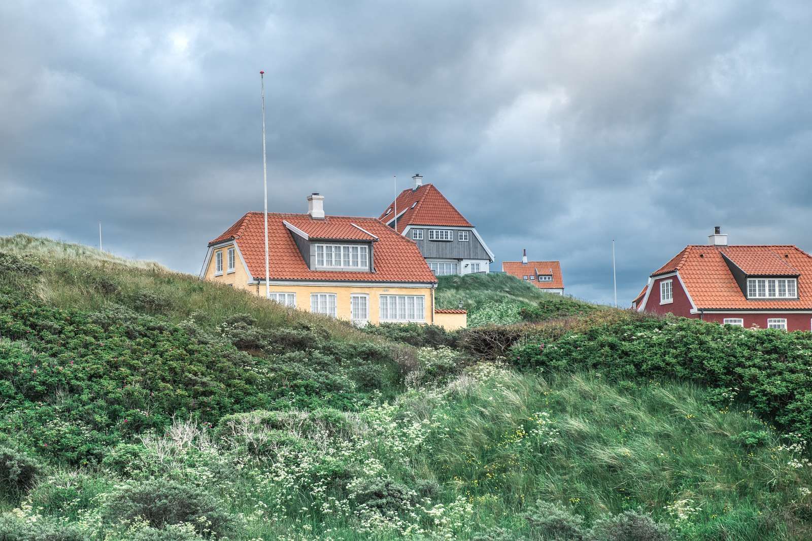 Huse placeret i det kuperede terræn i Lønstrup by. 
