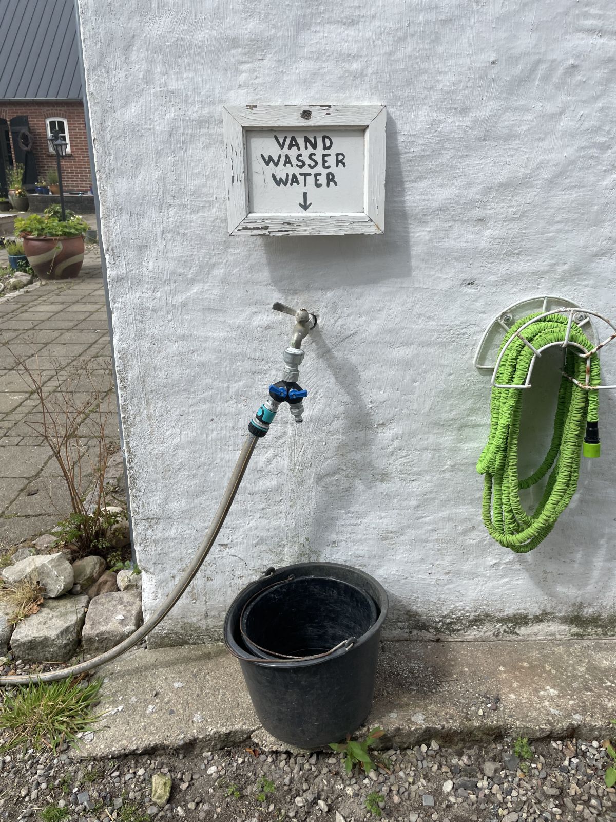 Vandpost ved gården