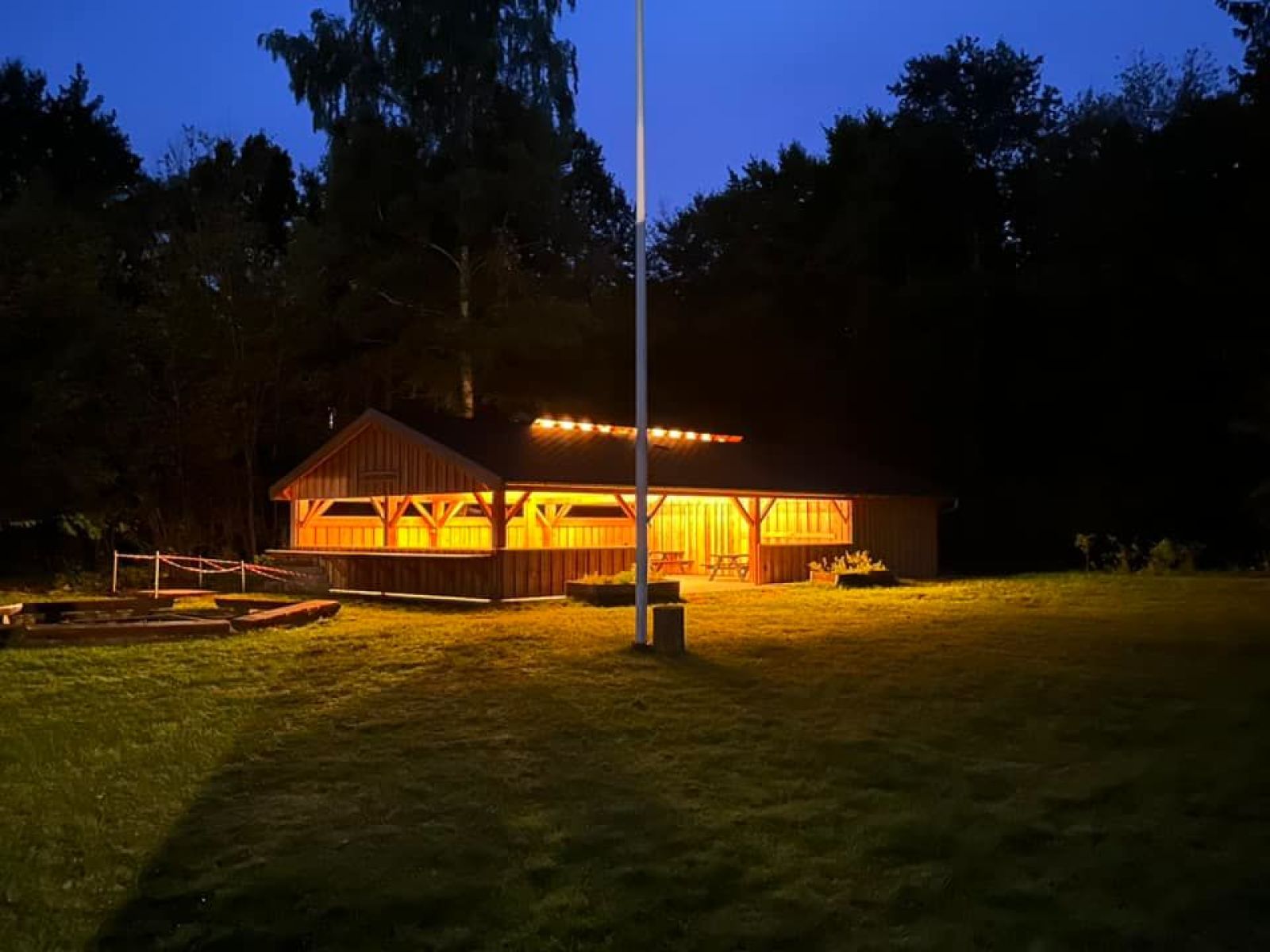 Overdækket aktivitetshytte om aftenen
