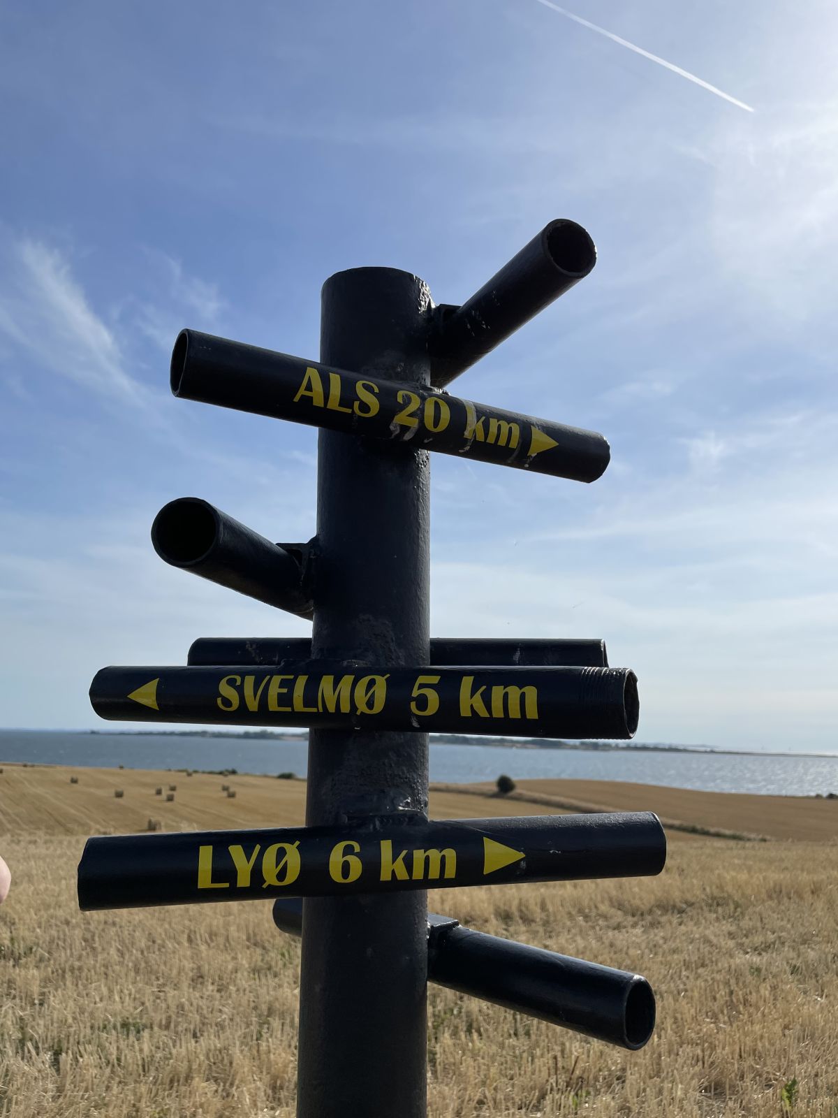 På toppen af Milebjerg kan du se langt med og uden denne kikkert
