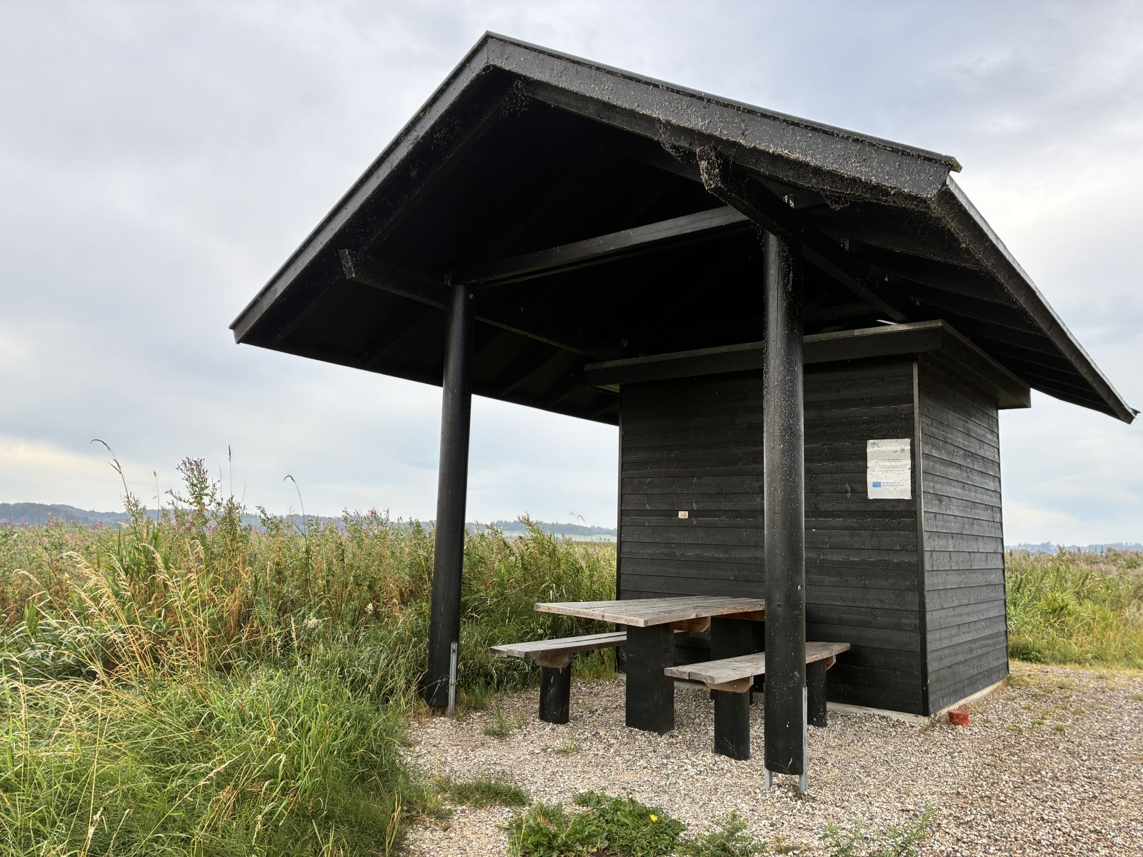 Madpakkehus kombineret med toiletbygning