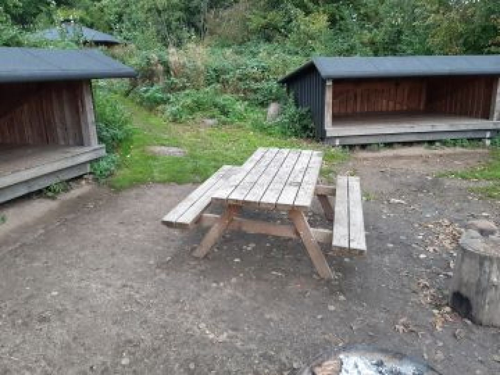 Bordebænkesæt med de to shelters på hver side og stien der løbe imellem.