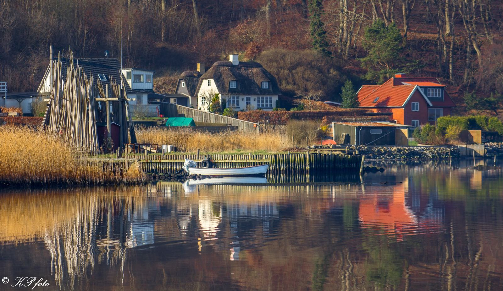 Blikstille vand, rafter, sejlbåd