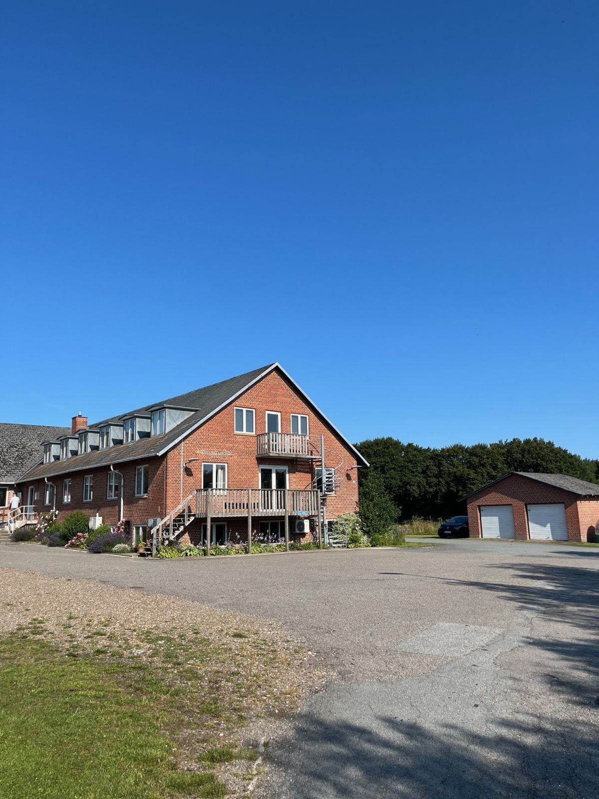 Aktivitetshuset Solhjem og parkeringspladsen Peterspladsen. 