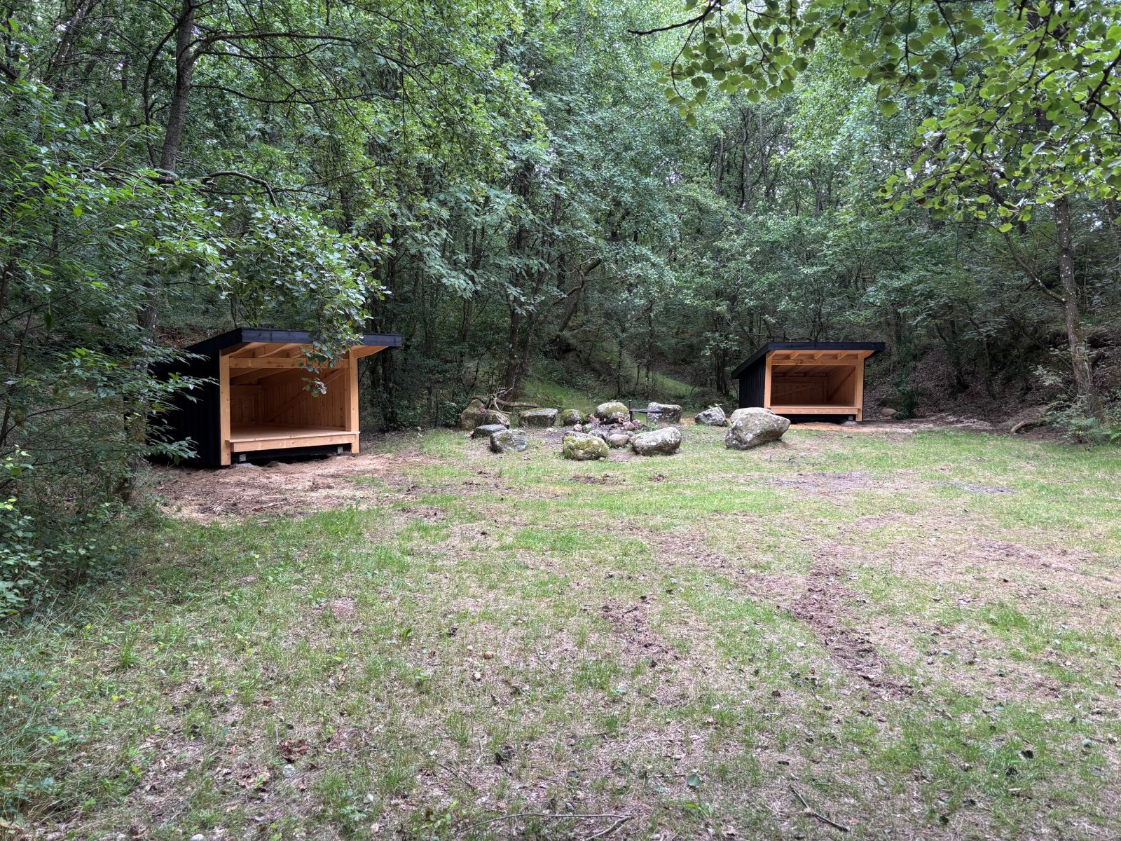 De 2 shelters i Råbjerg Plantage