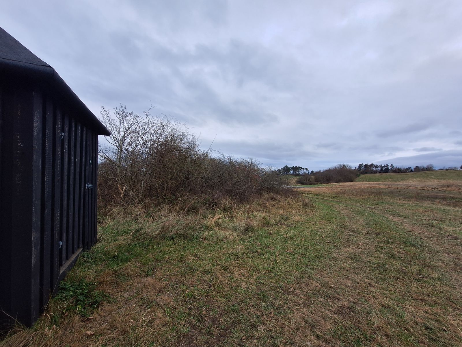 Toilettet til venstre med vejen der leder tilbage til parkeringspladsen