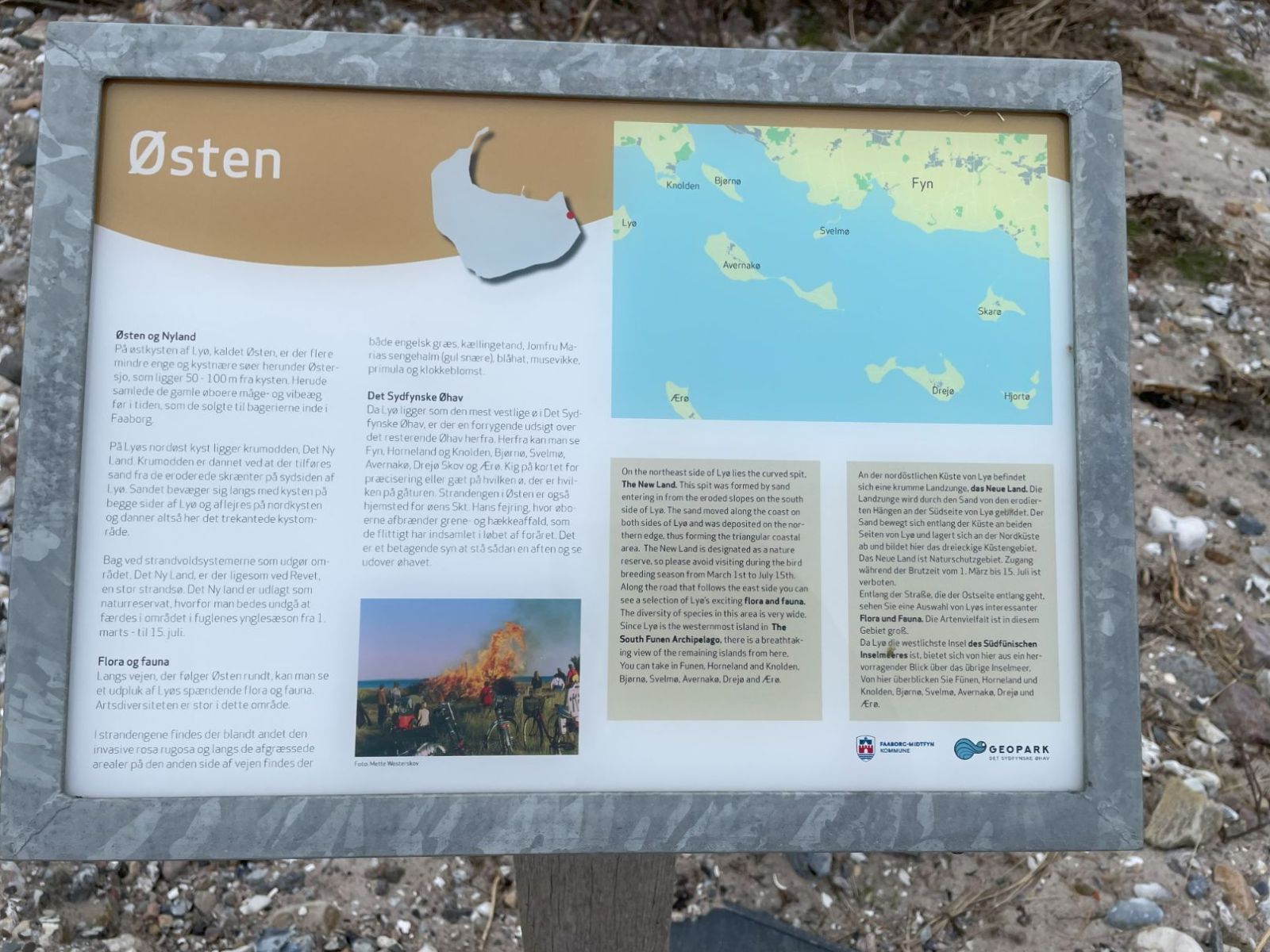 Der er skilte flere steder på øen. Se placering på det store kort på havnen 