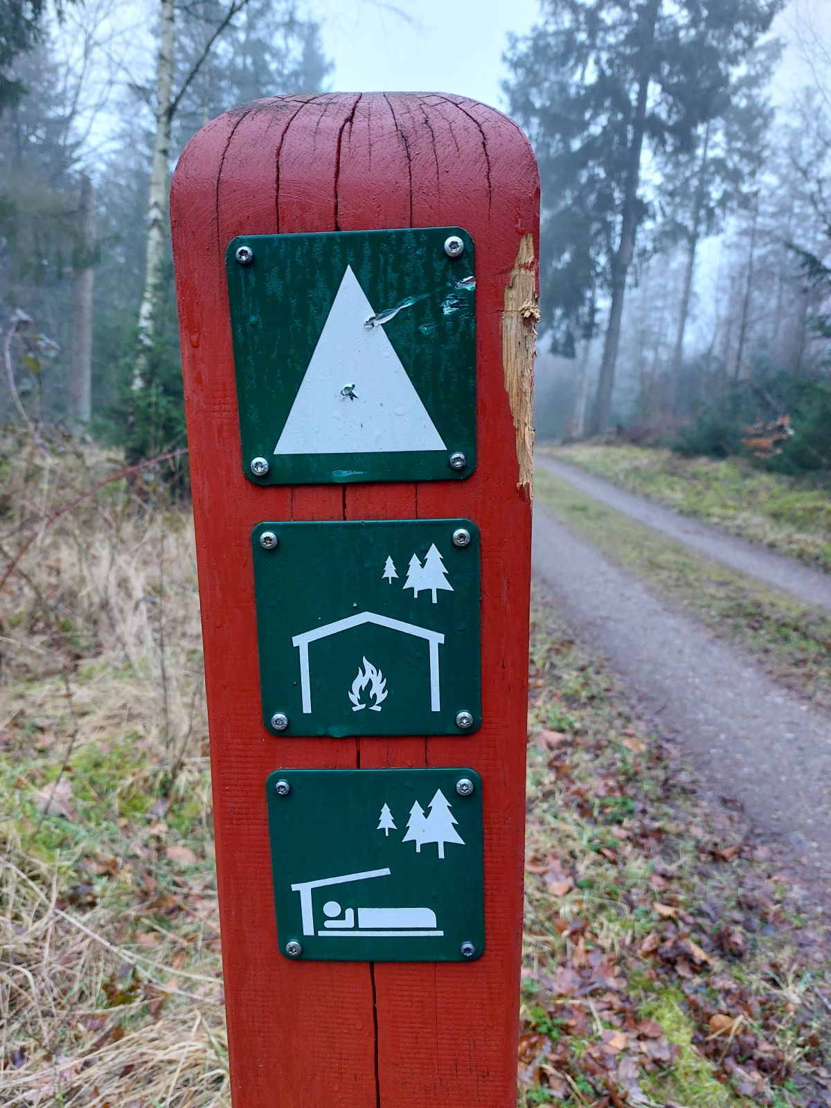 Pictogrampæl og kæde over vejen