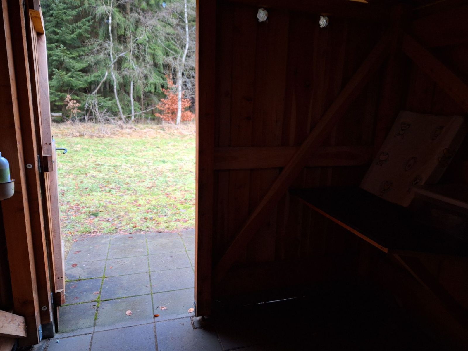 Foran multtoilettet samt på hele toilettet er der store fliser som fast underlag