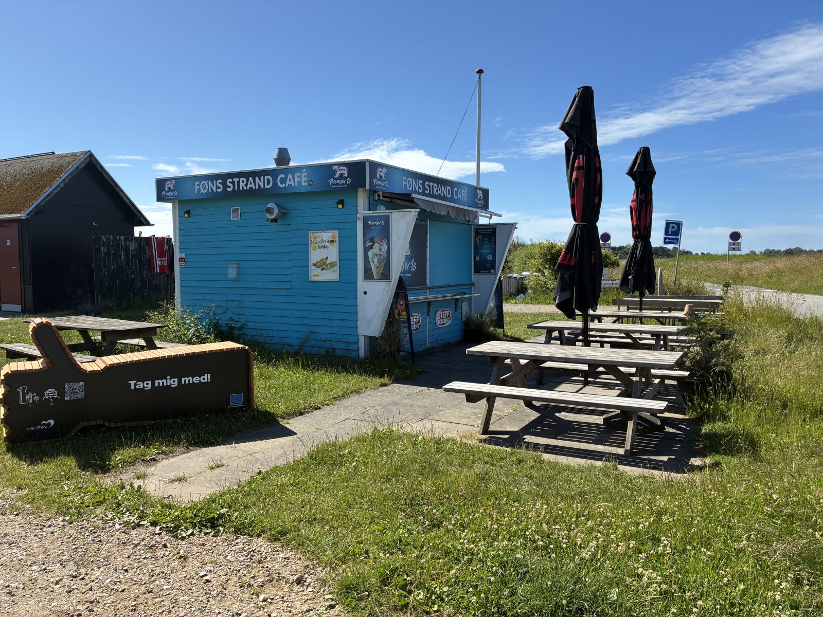 4 bord/bænksæt på fliser foran strandkiosk