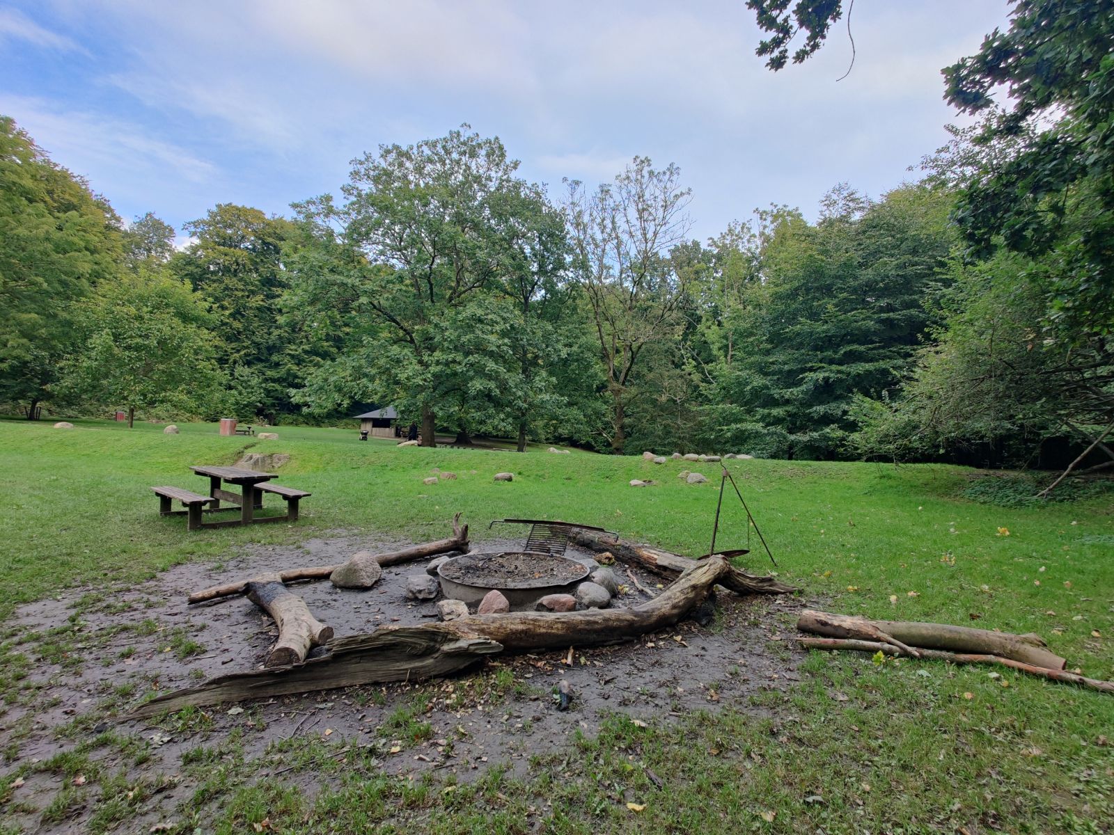 Bålpladsen har bålrist og bord-bænkesæt