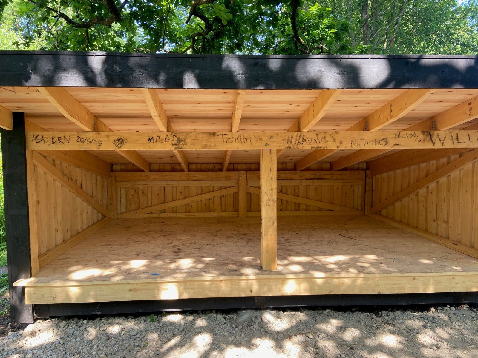 Shelter indeni