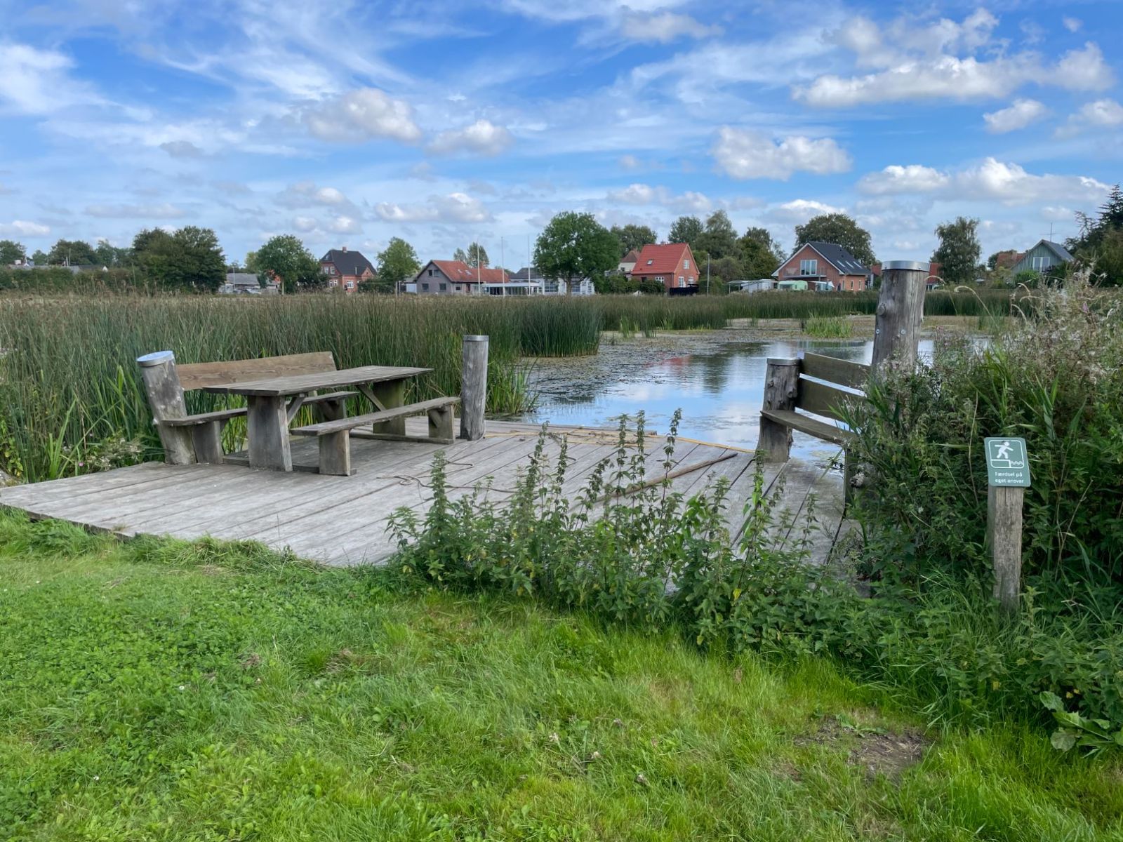 Borde-bænke ved skovsøen i Vester Hæsinge, shelter in Denmark