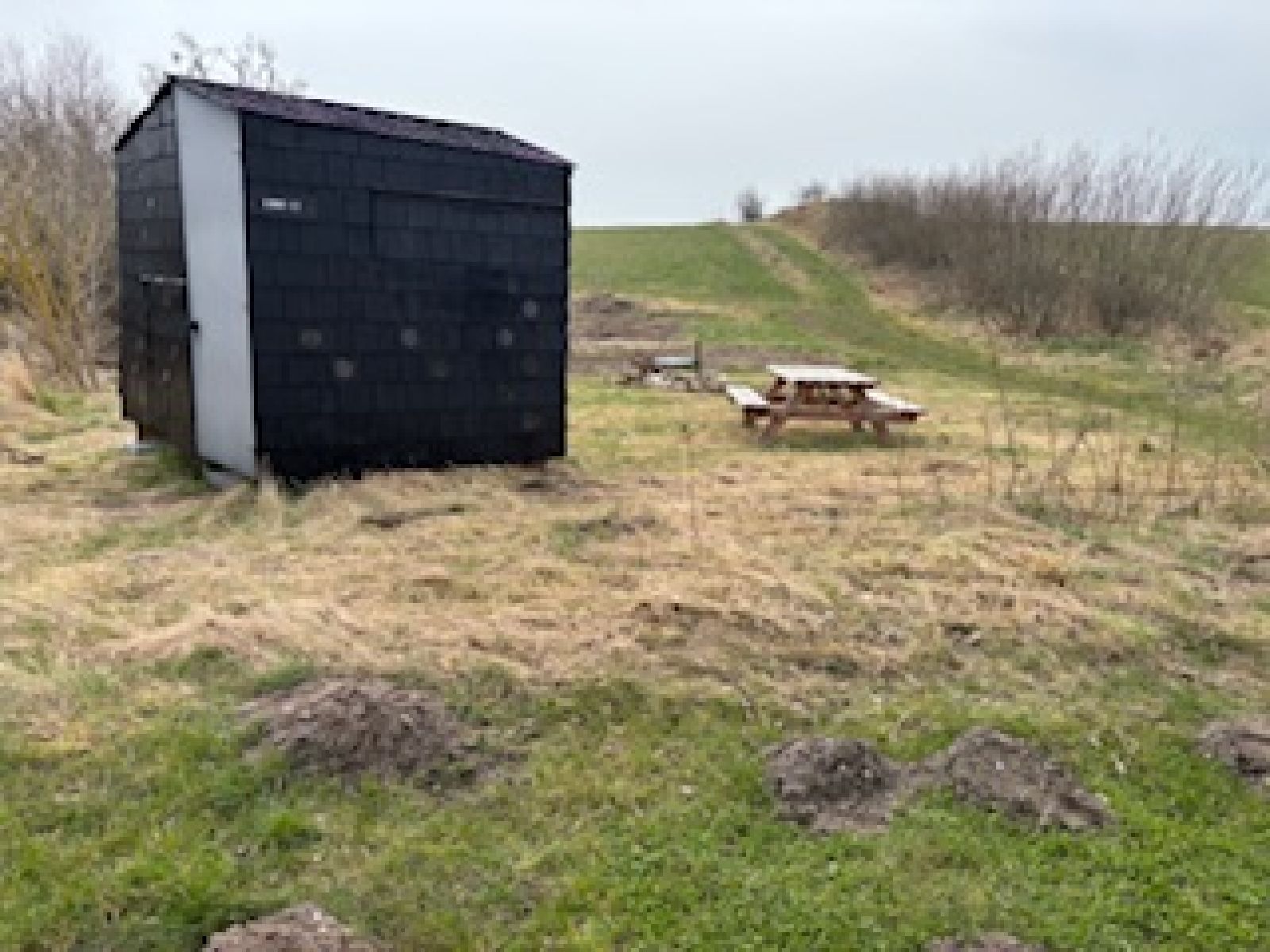 Shelter med stien til vandet