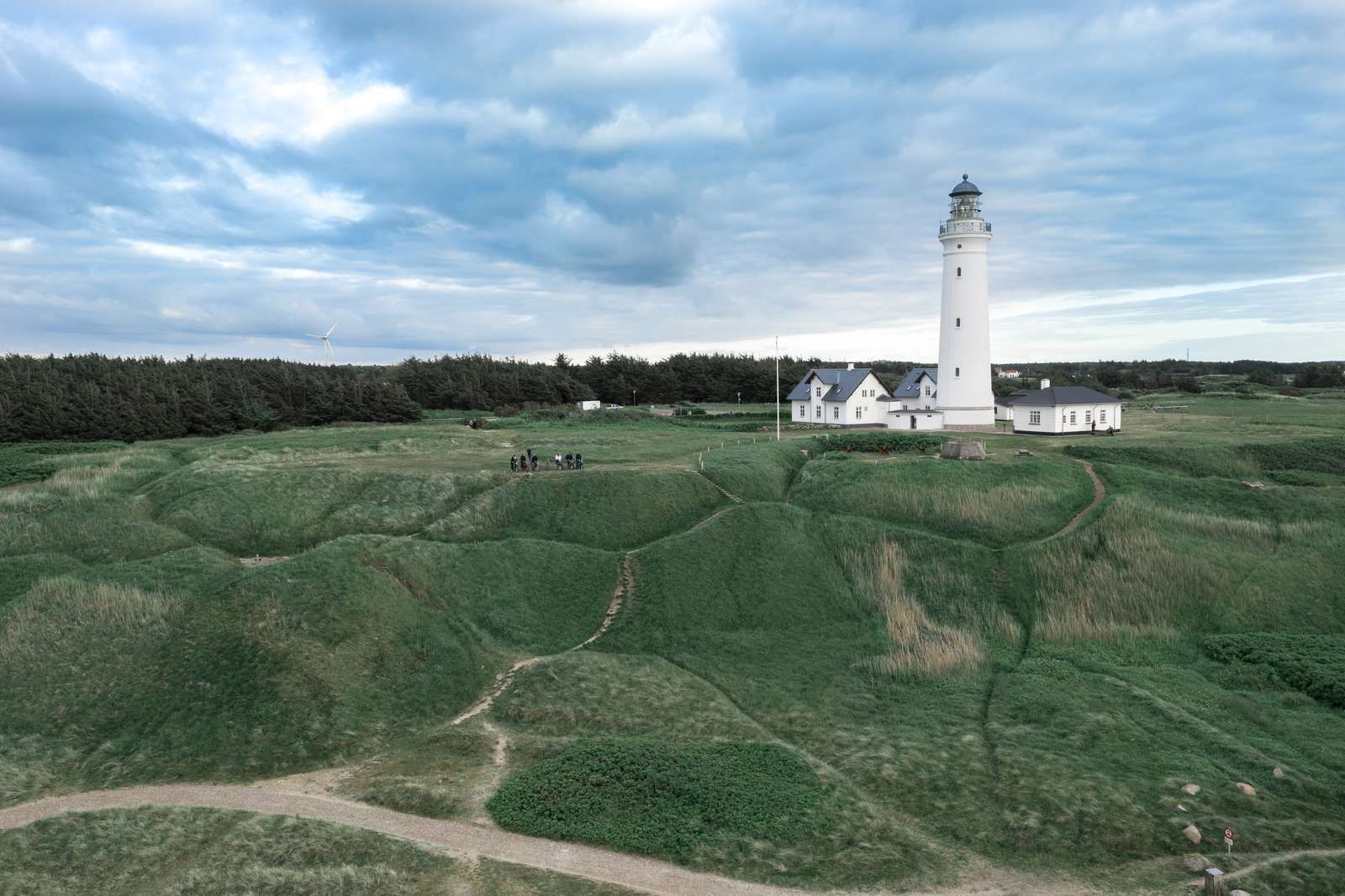 Hirtshals fyr i klitlandskab. Underlaget stampet grusvej.