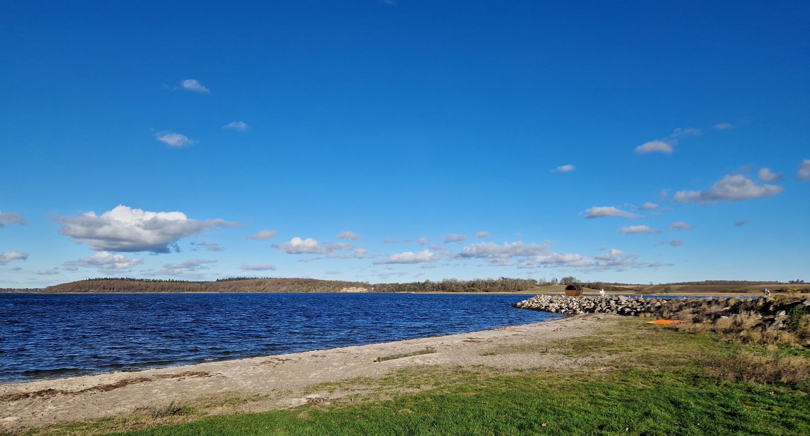 Badestrand med Herslev lystbådehavn som nabo