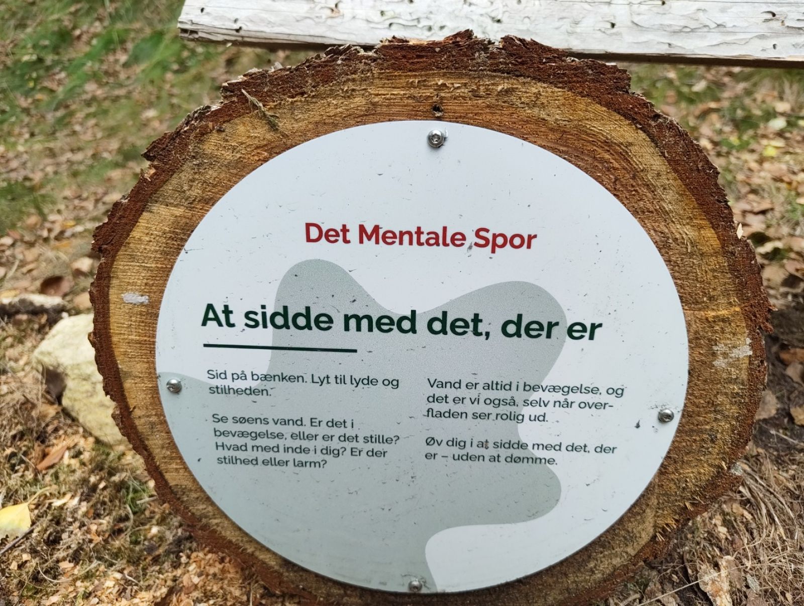 Skilt på bænk.