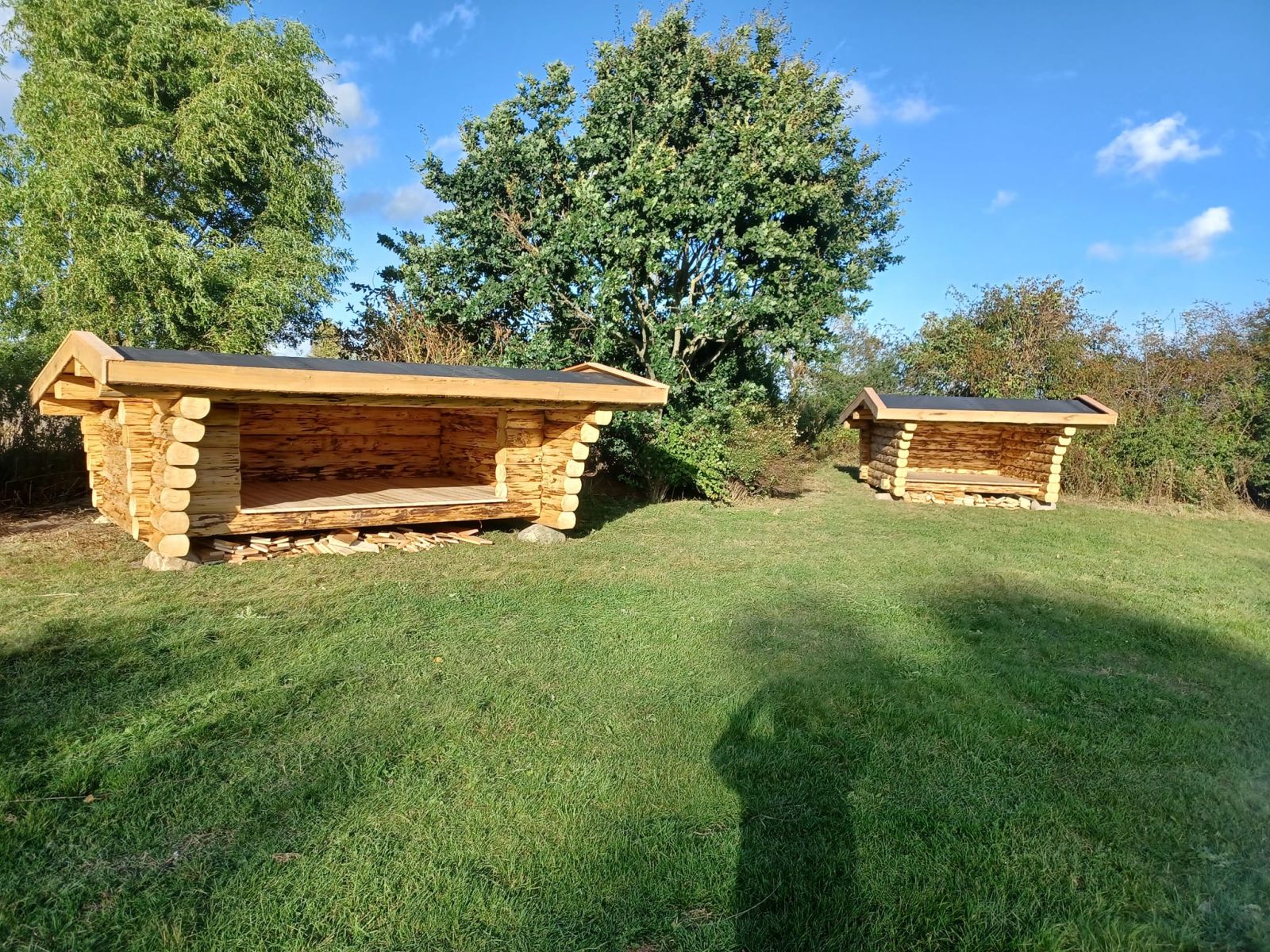 2 shelters på græsklædt plads