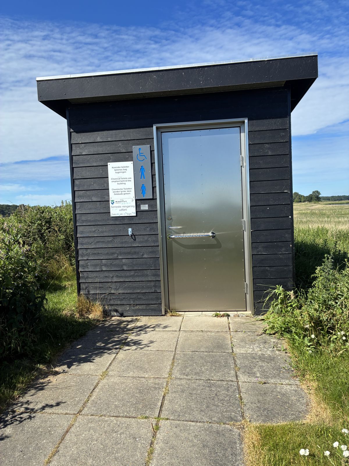 Toiletbygning med fliseadgang