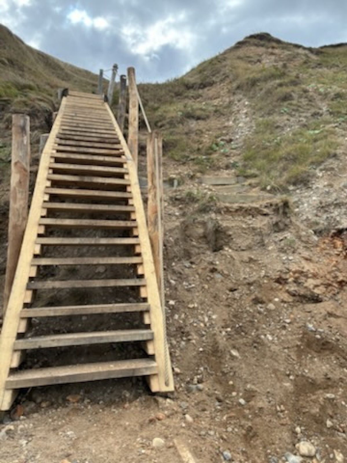 Trappe ned mod stranden fra toppen af Hanklit