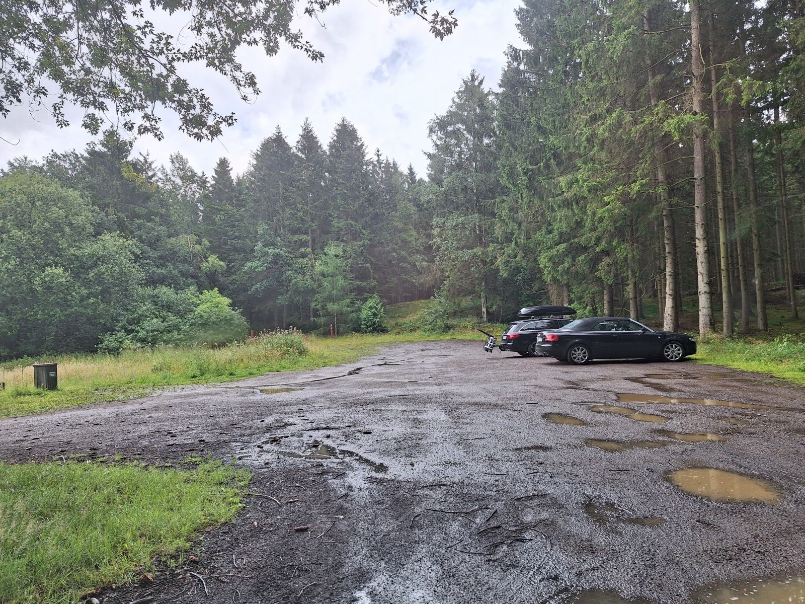 En grusbelagt plads. Der er vandpytter flere steder.