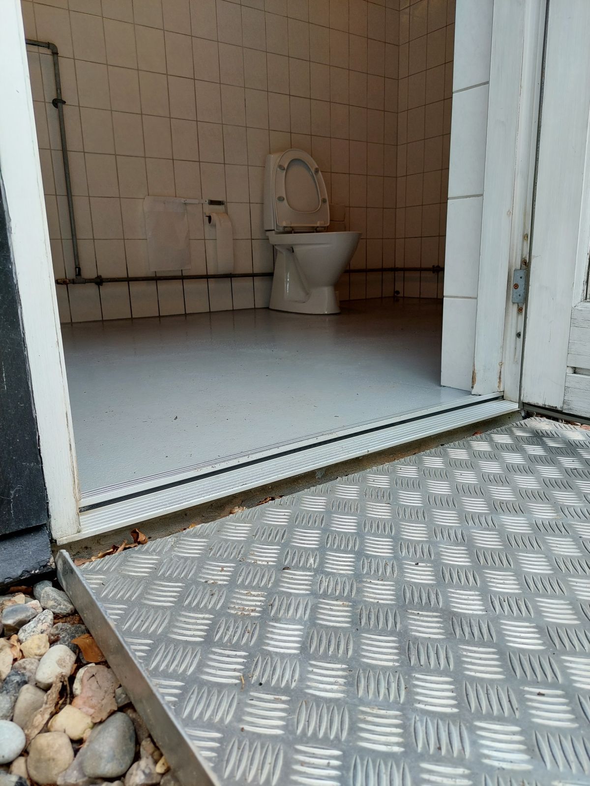 Der er en høj kant ind til handicaptoilettet.