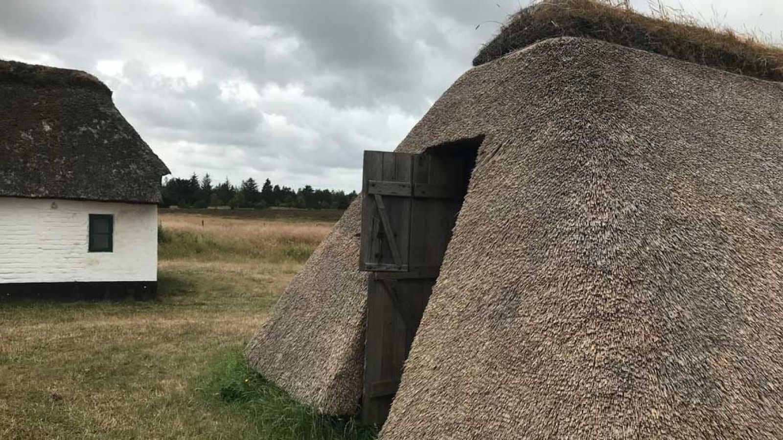Ved siden af Helenes Hus ligger et spændhus, en lille bygning hvor spærrerne står på jorden. Spændhuset blev brugt til mange forskellige formål. Et altmuligthus på linje med et skur, der også blev brugt som midlertidig bolig på heden.