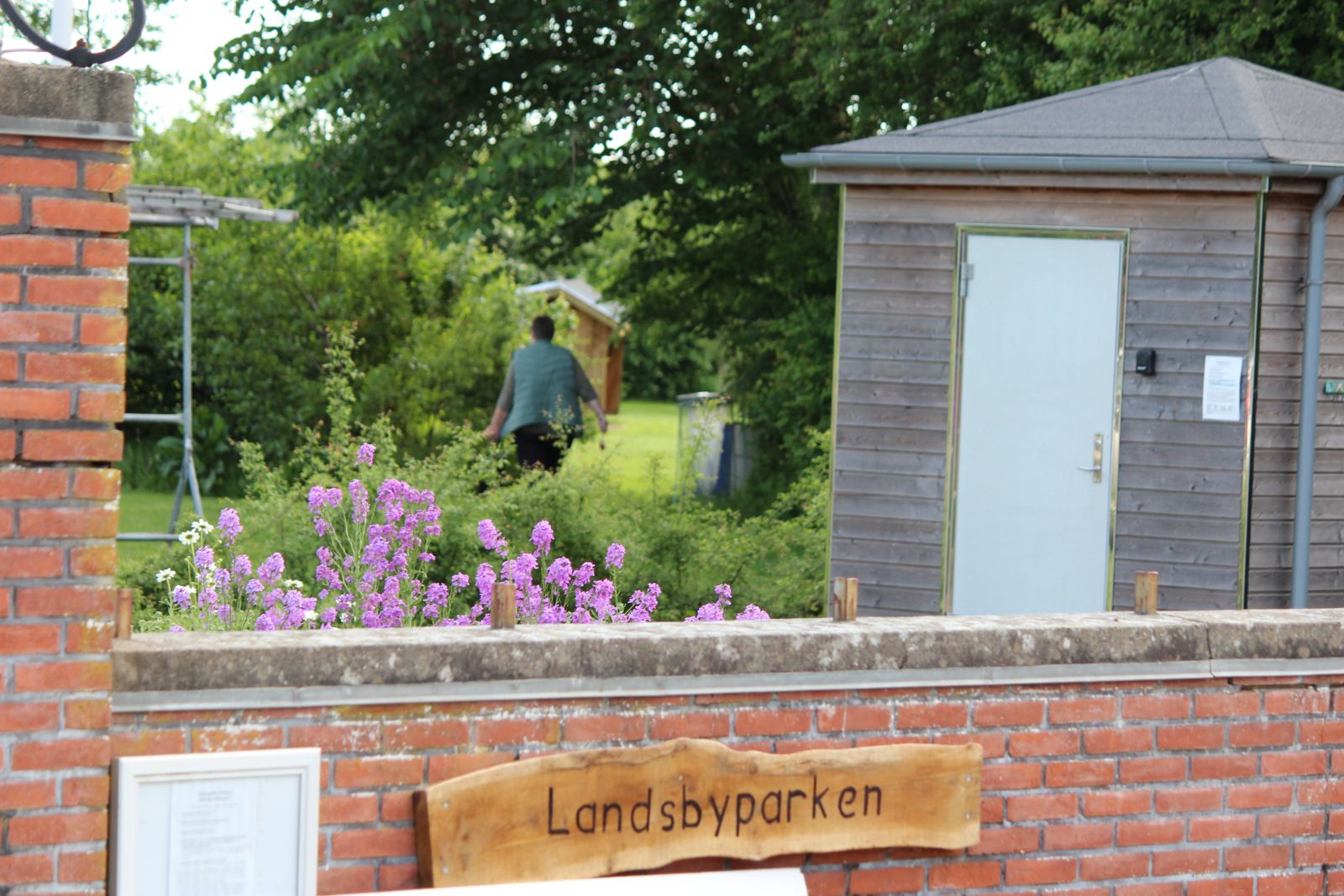 Kontaktoplysninger m.v. på mur ved indgang