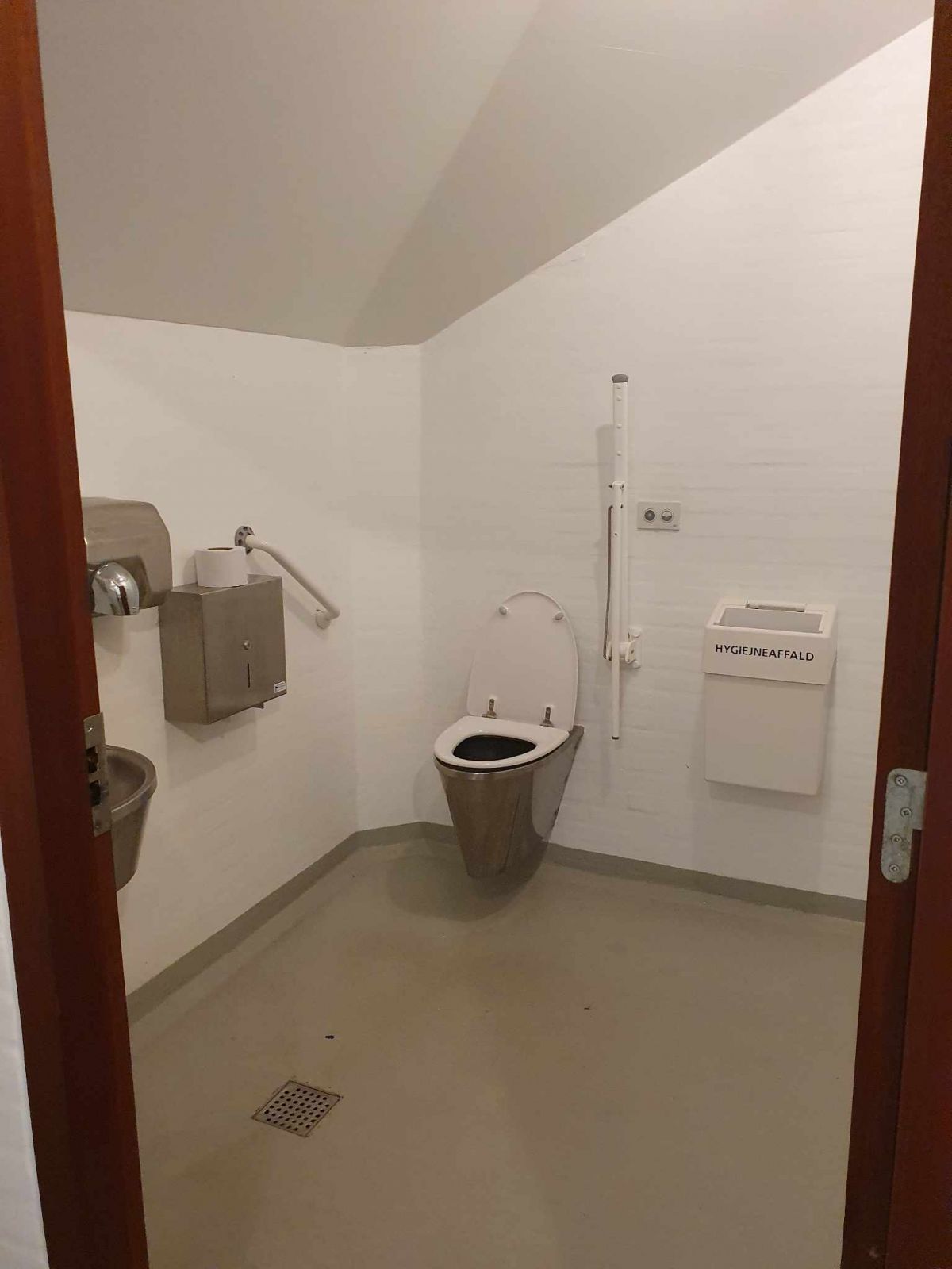Dametoilettet er stort med vask og håntørre