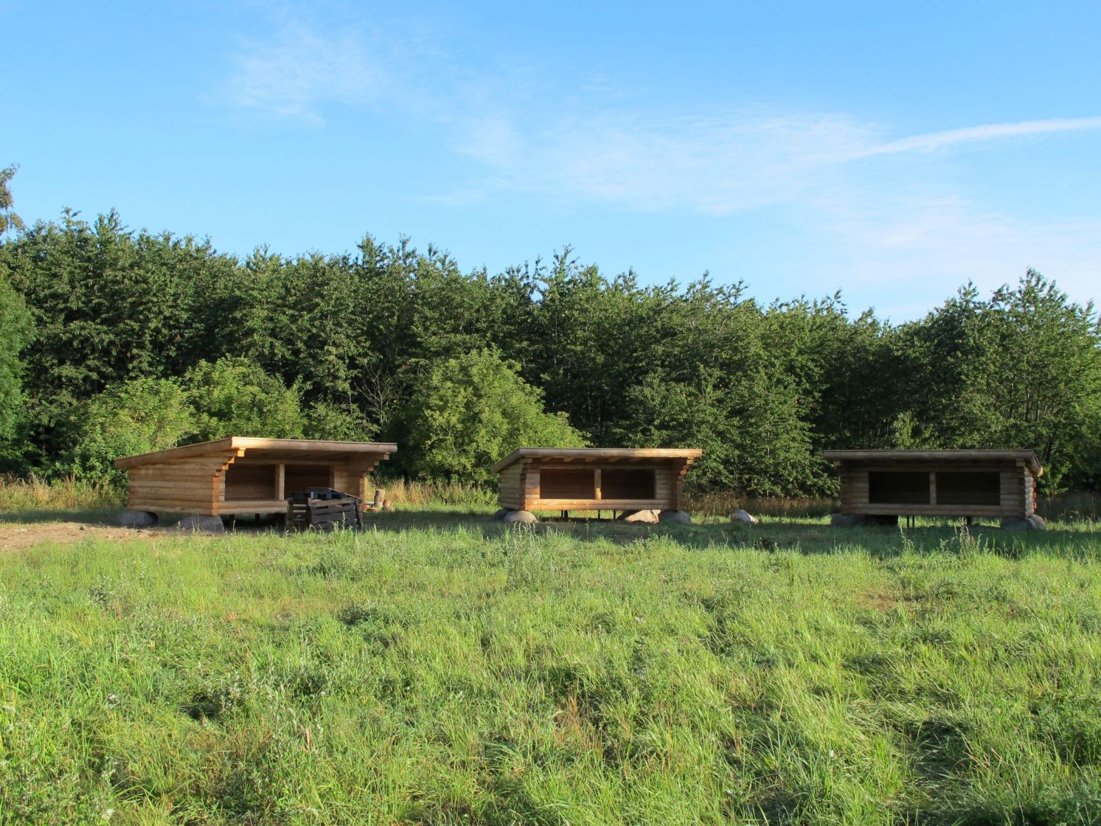 3 sheltere på lejrplads Lynggårdsskoven – miniature 1