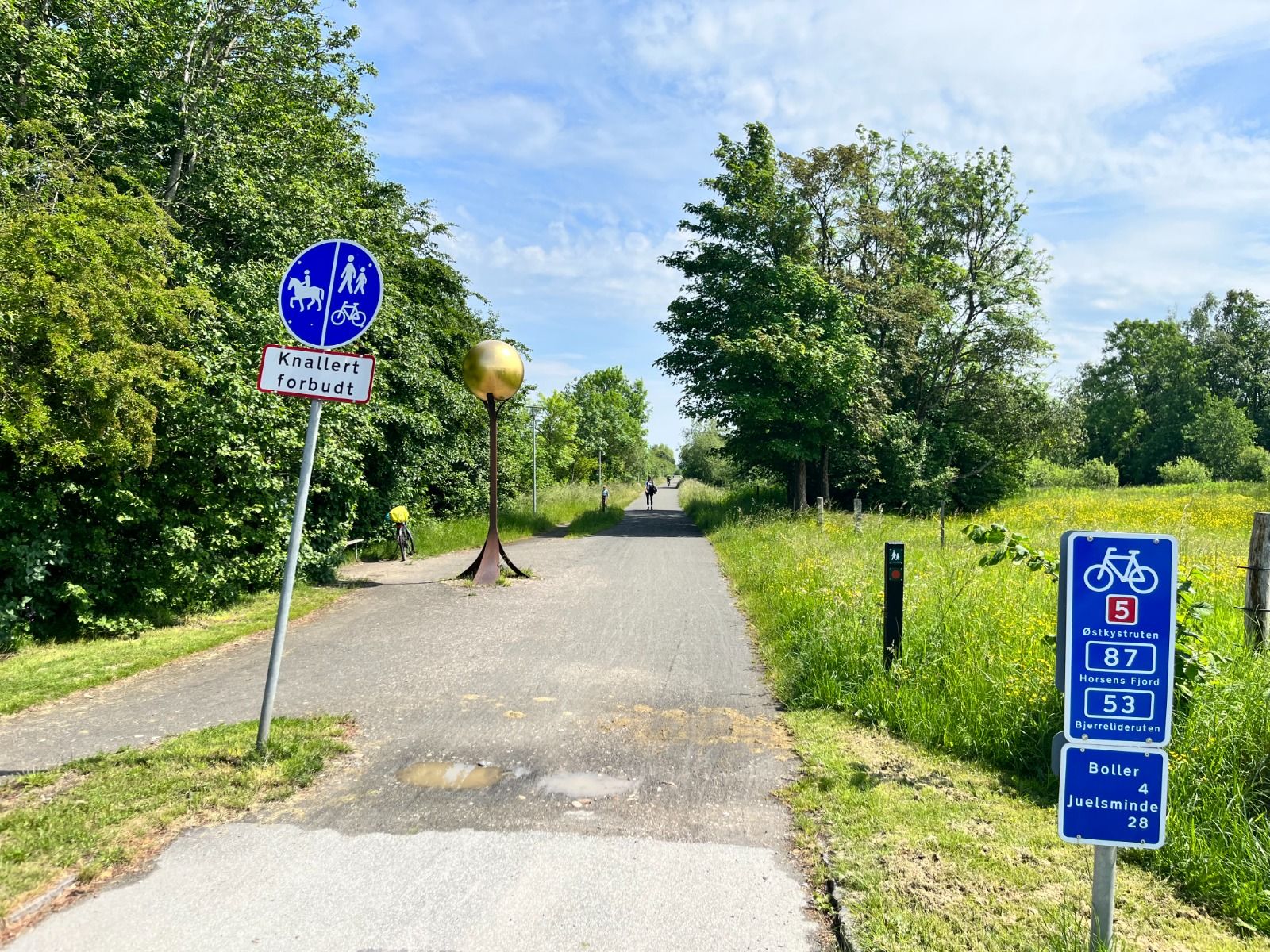 Starten af Bollerstien med afstand til Boller og Juelsminde. Østkystruten, Vandreruten Horsens Fjord og Bjerrelideruten følger Bollerstien