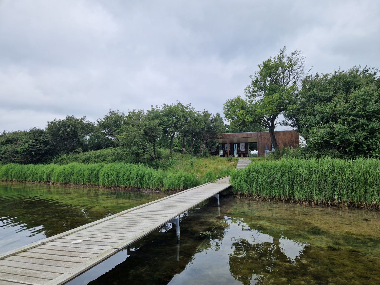 Adgang fra platformen op til madpakkehuset fa vandsiden