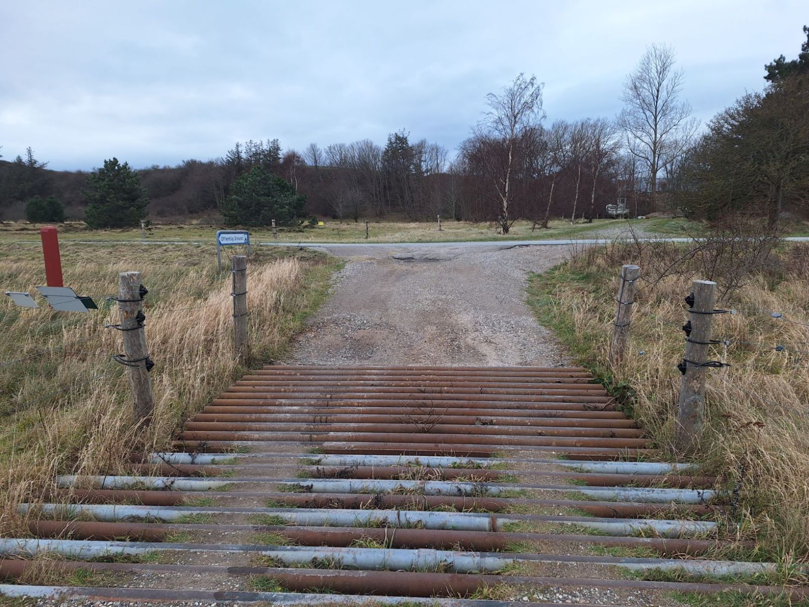 Færiste lige ved indkørslen til parkeringspladsen et par meter fra asfaltvejen. 