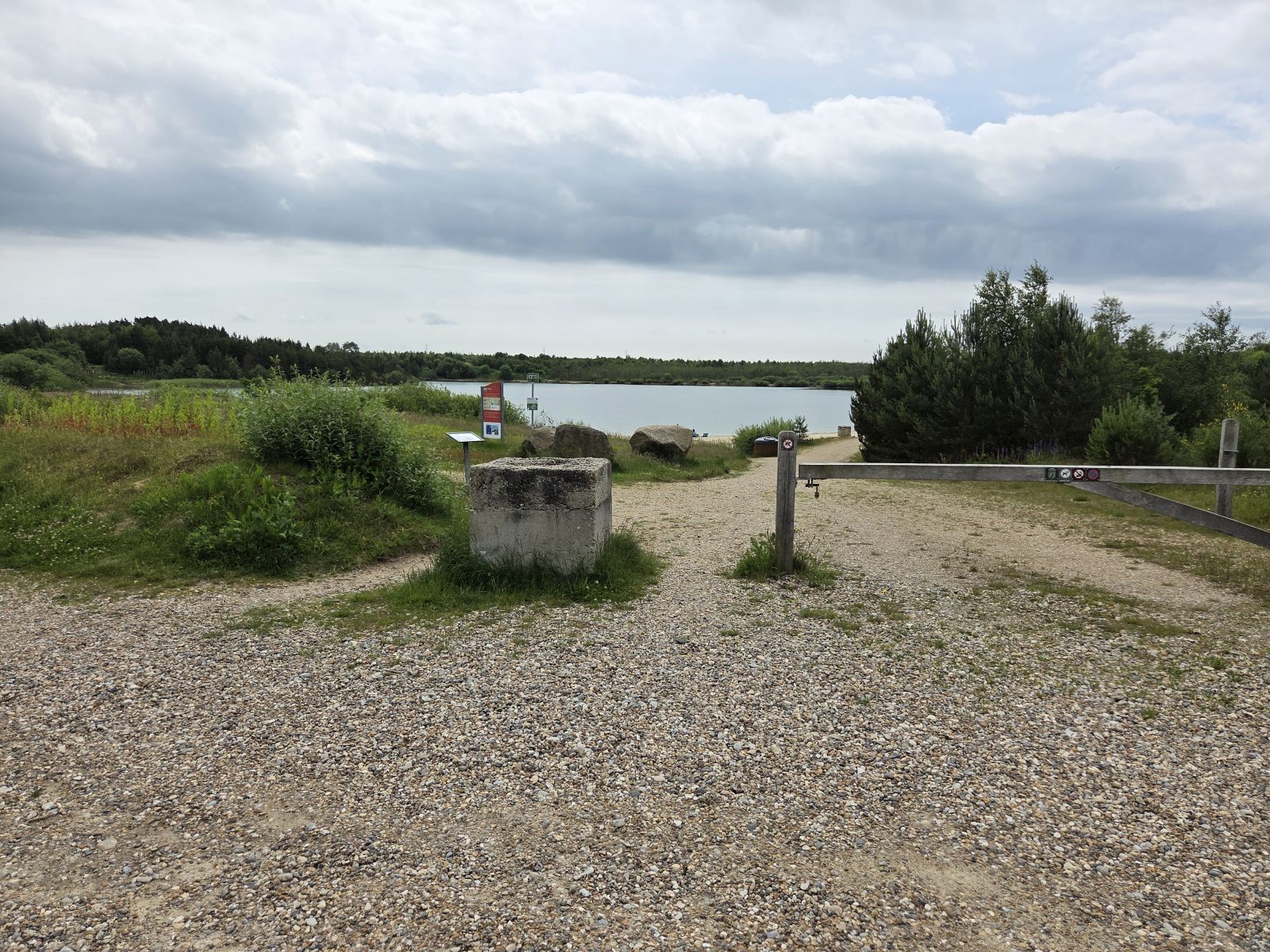 Billede af adgangsforhold fra parkeringsplads med grus hen til stien om til bålhytten.