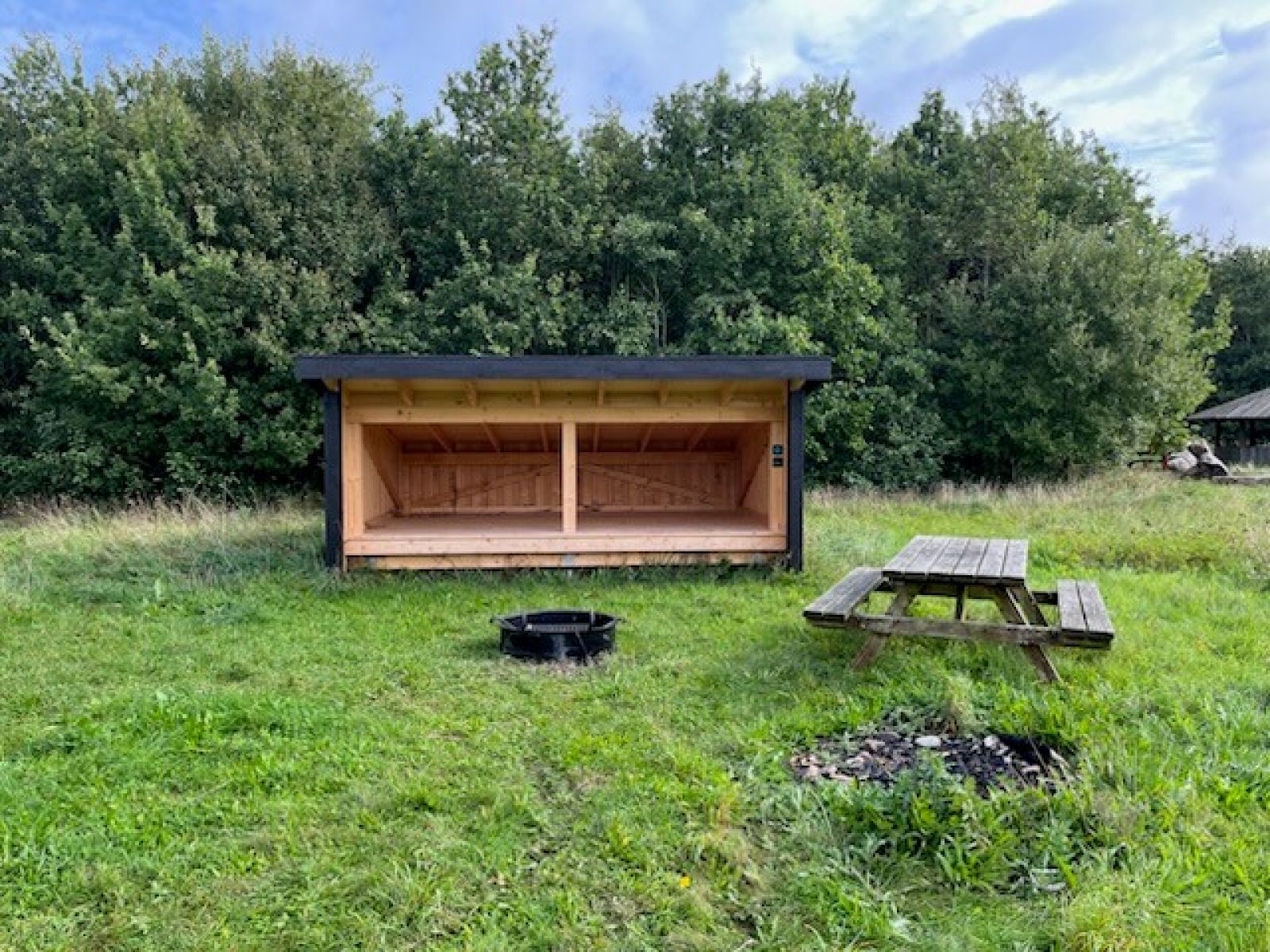 Shelter, bålplads og borde/bænke
