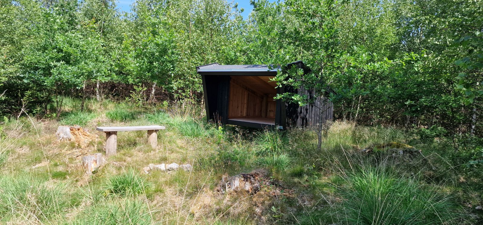 Shelteren med bænk og bålsted foran 