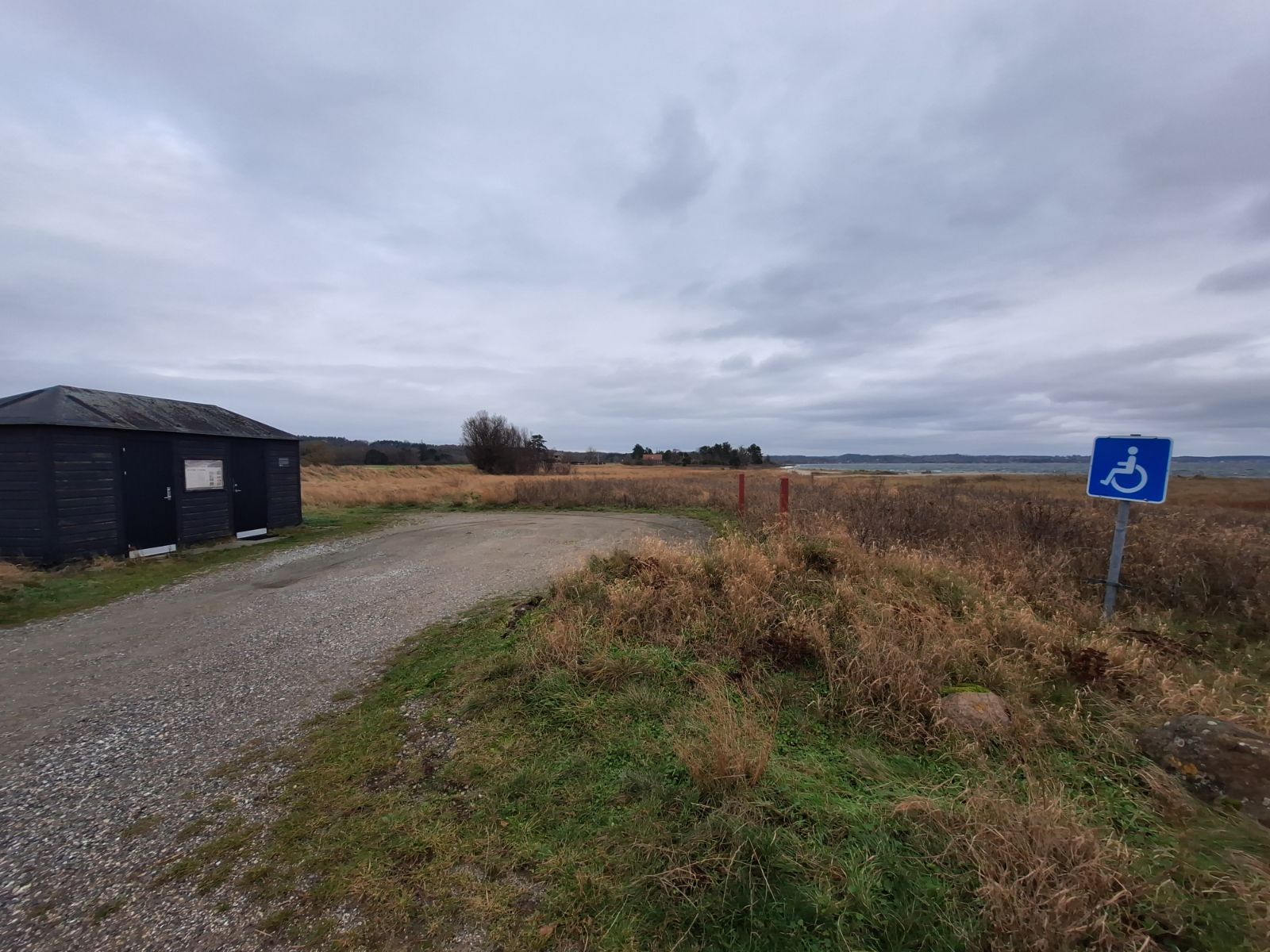 Handicap parkeringspladserne er i den venstre del af pladsen og markeret med handicap skilt. Her er også toiletbygningen som er åben 1. april til 1. november
