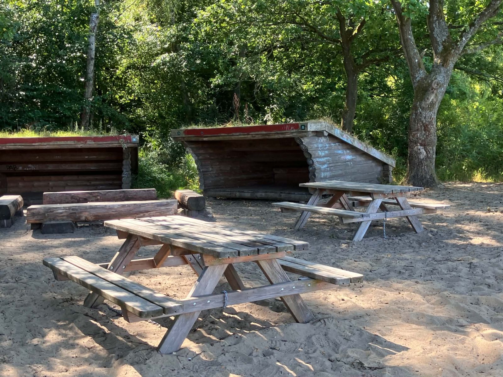 2 shelters ved et bålsted samt 2 bord/bænksæt