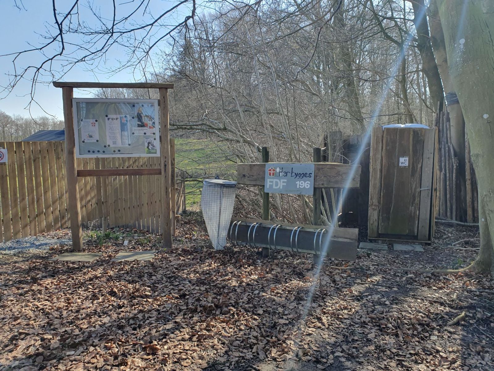 Multtoilettet ligger i forbindelse med P-pladsen.