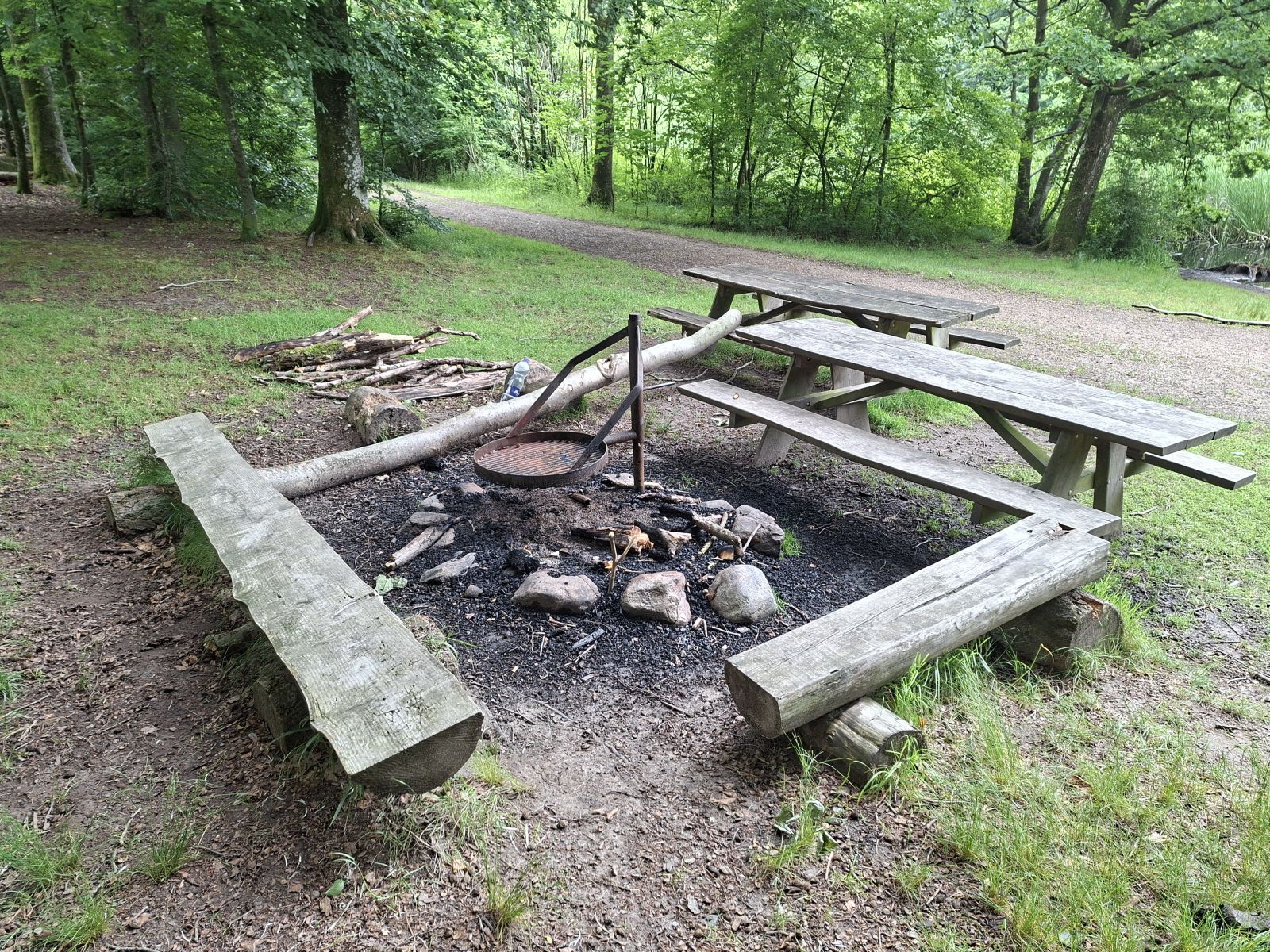 Bålplads med grillrist og borde-bænkesæt