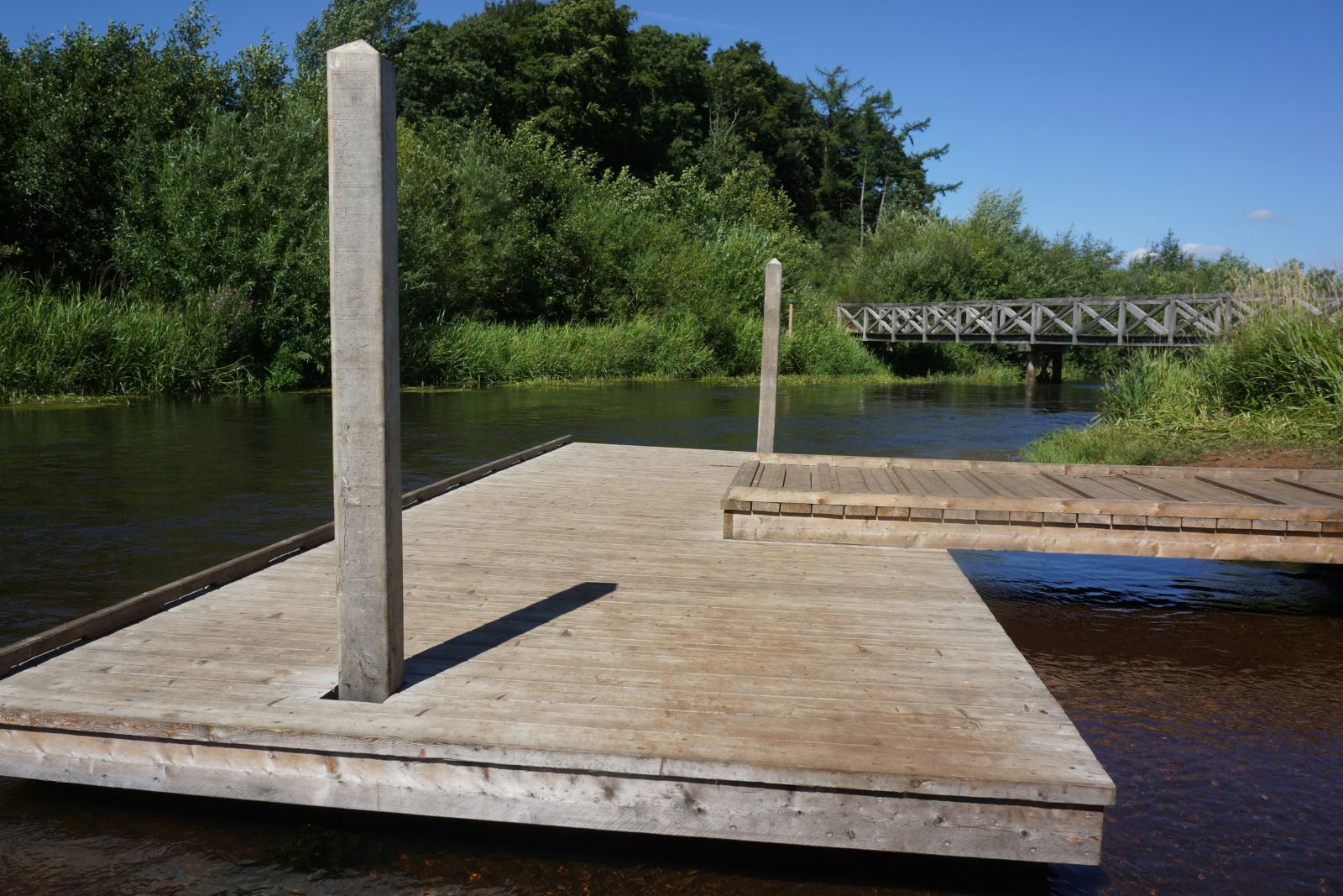 Ved Ansager Stemmeværksplads er der en fin flydebro, som er god til op- og isætning af kanoer. I baggrunden ses broen, som man benytter for at komme over på nordsiden af Ansager Å.