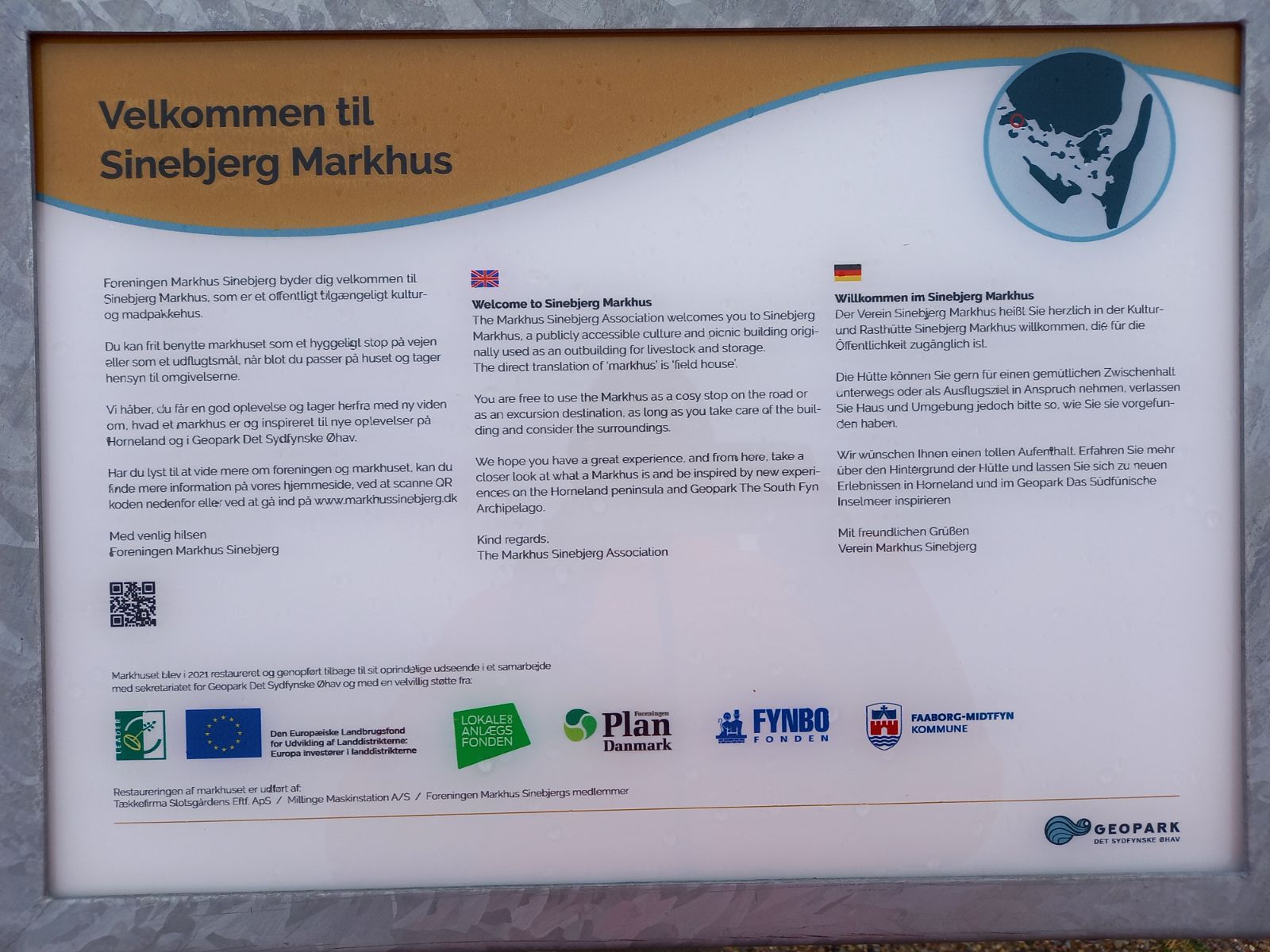 Der er flere skilte i markhuset med historie om stedet