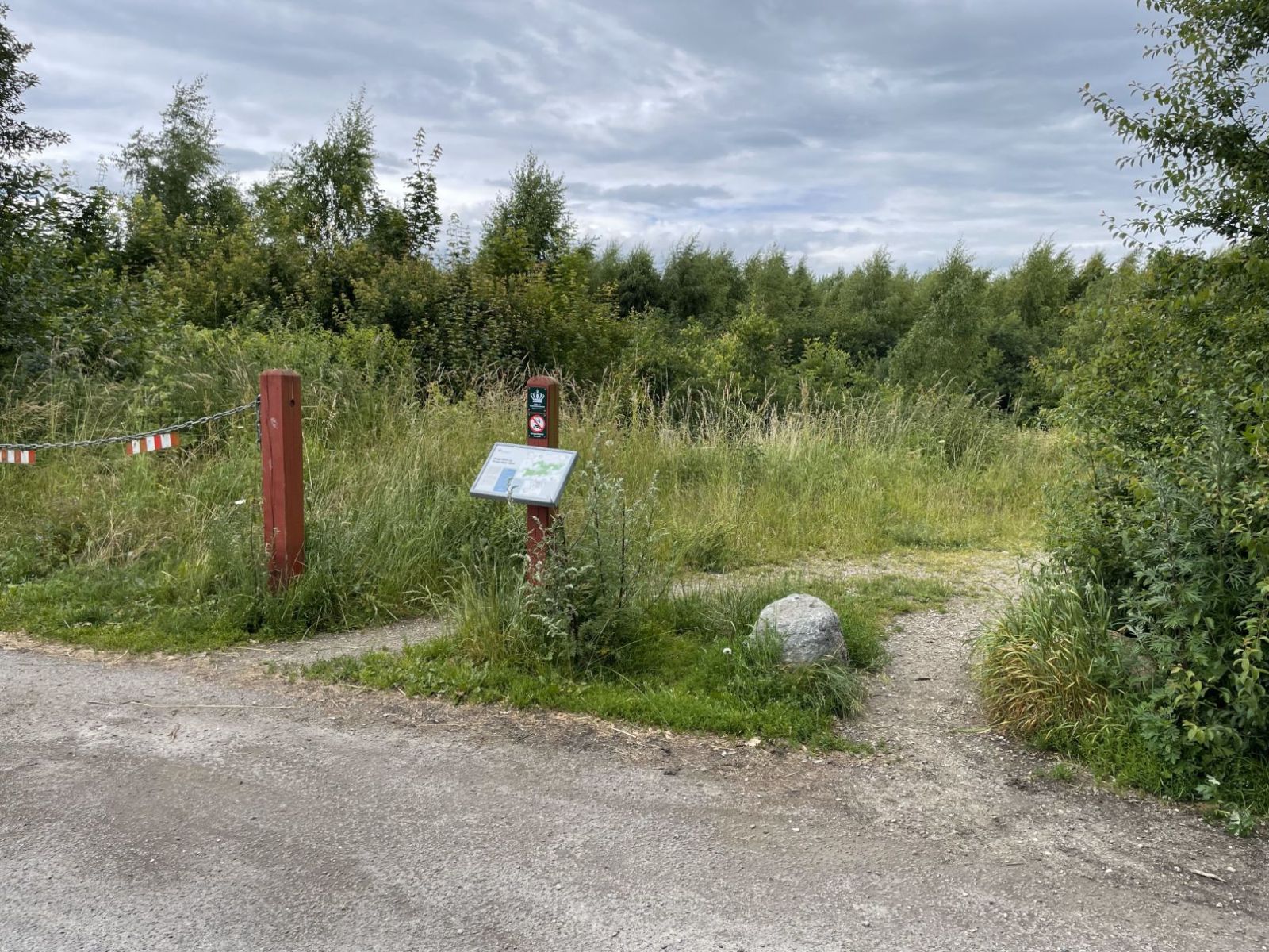 Indgang til stort stisystem og hundeskov fra p-pladsen