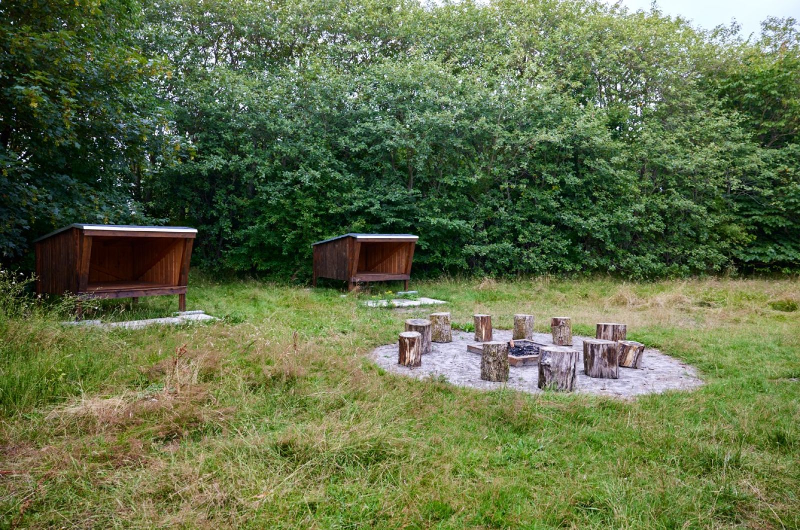 Shelter og bålpladsen