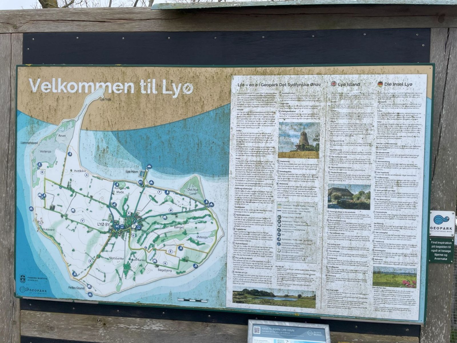 Det store kort på havnen. Velkommen til Lyø