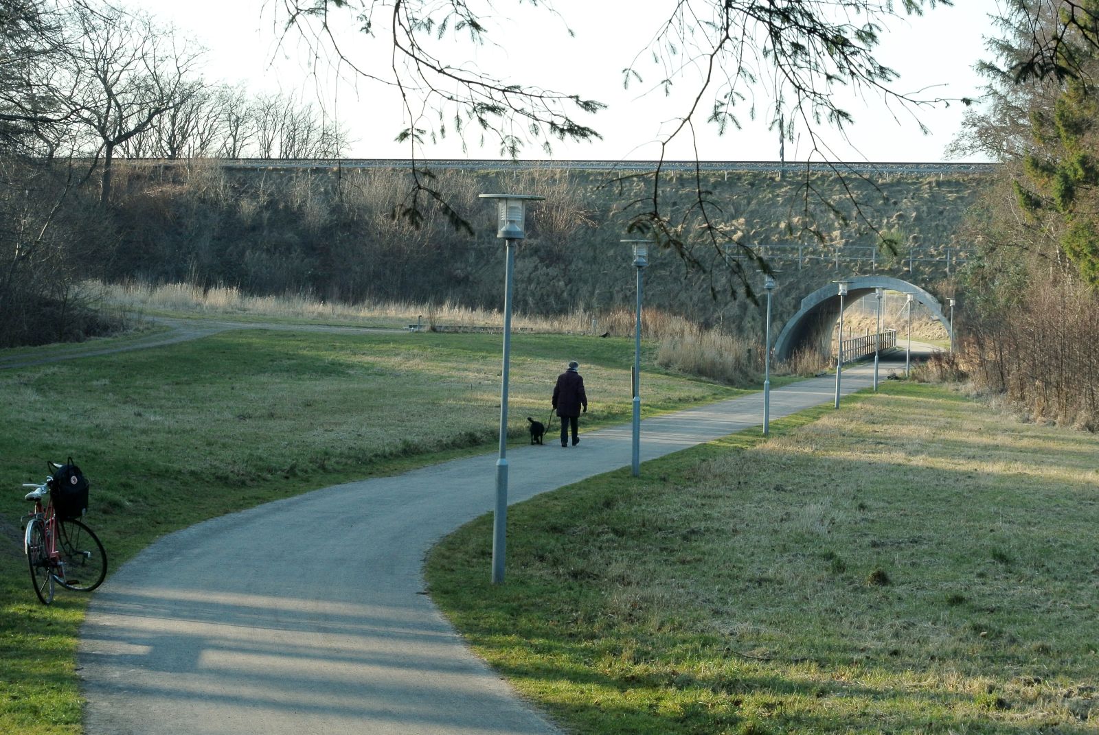 Underlag er asfalt. Tunnel. 