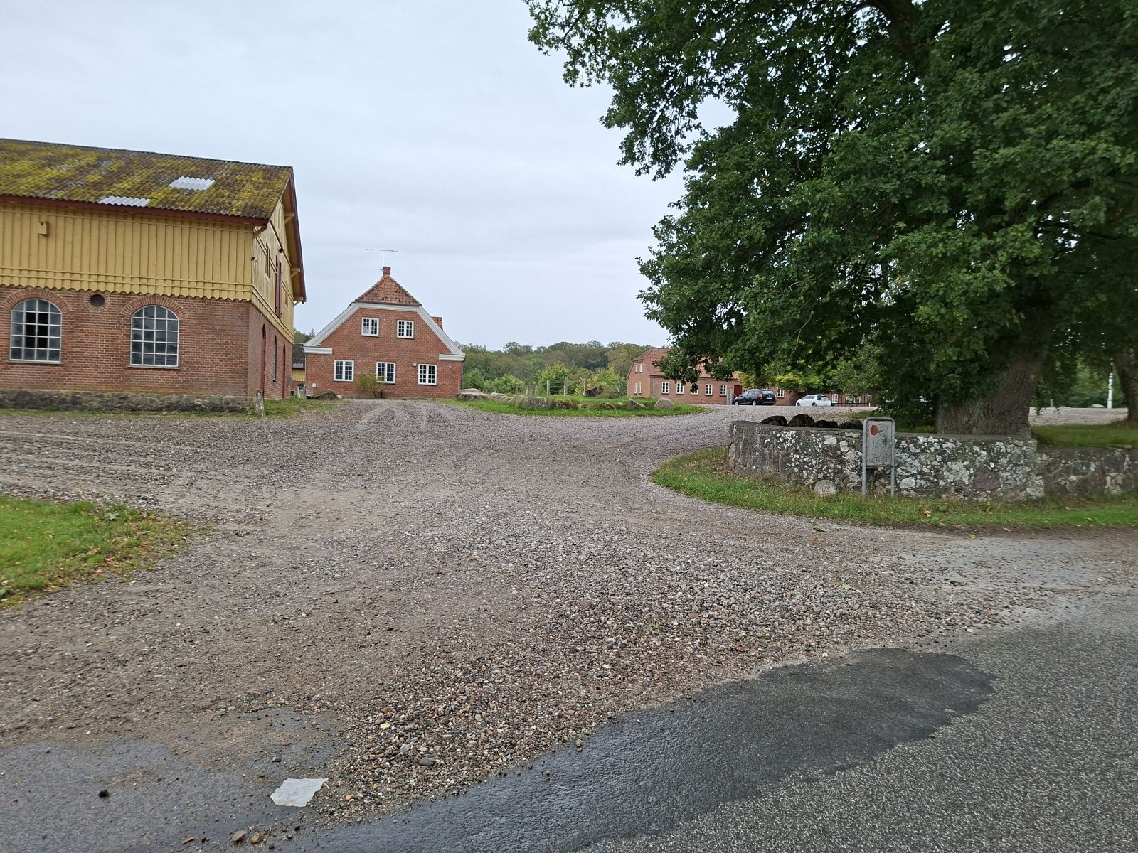 Indkørsel til den store grusparkeringsplads ved Fussingø Slot