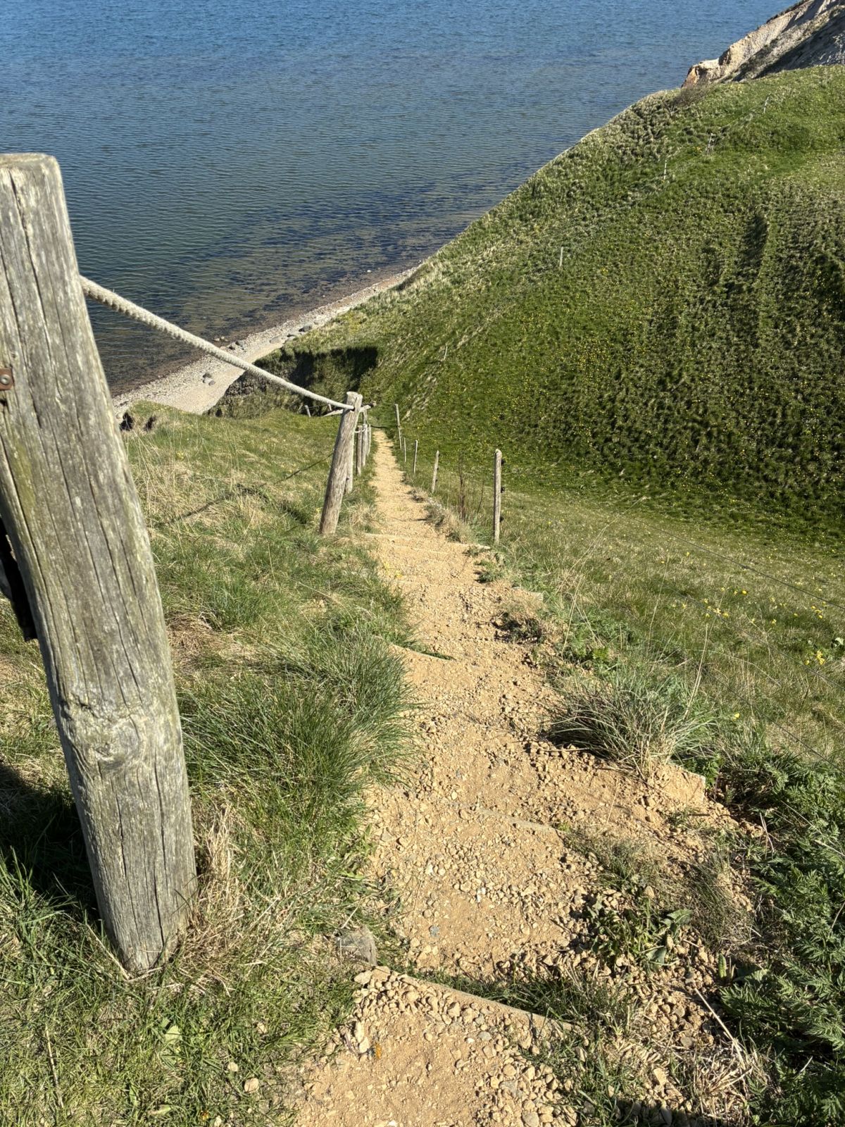 Trappen ned til stranden fra toppen af Hanklit