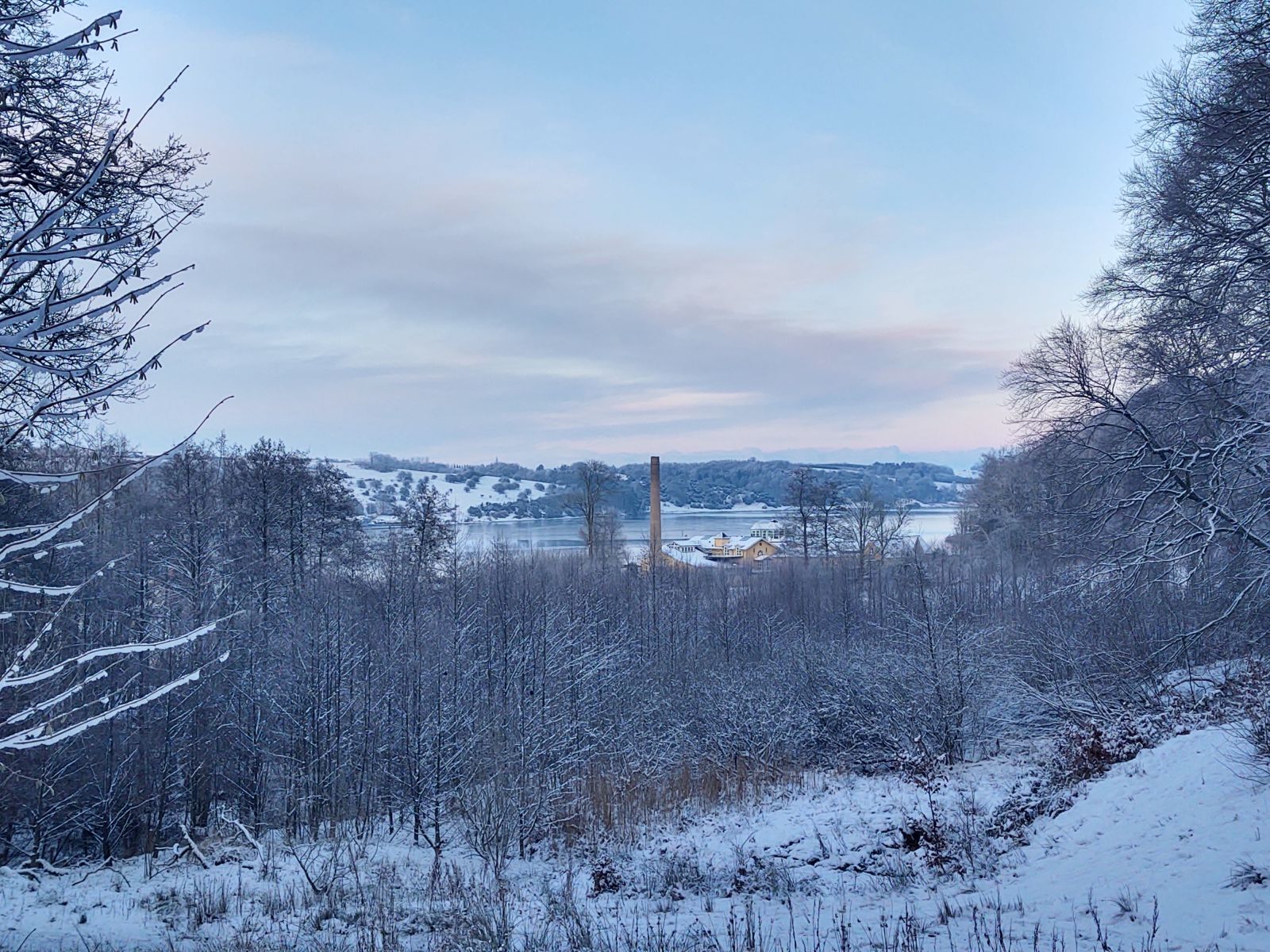 Udsigt over Vindø Teglværk og Mariager Fjord i baggrinden i et smukt vinterlandskab
