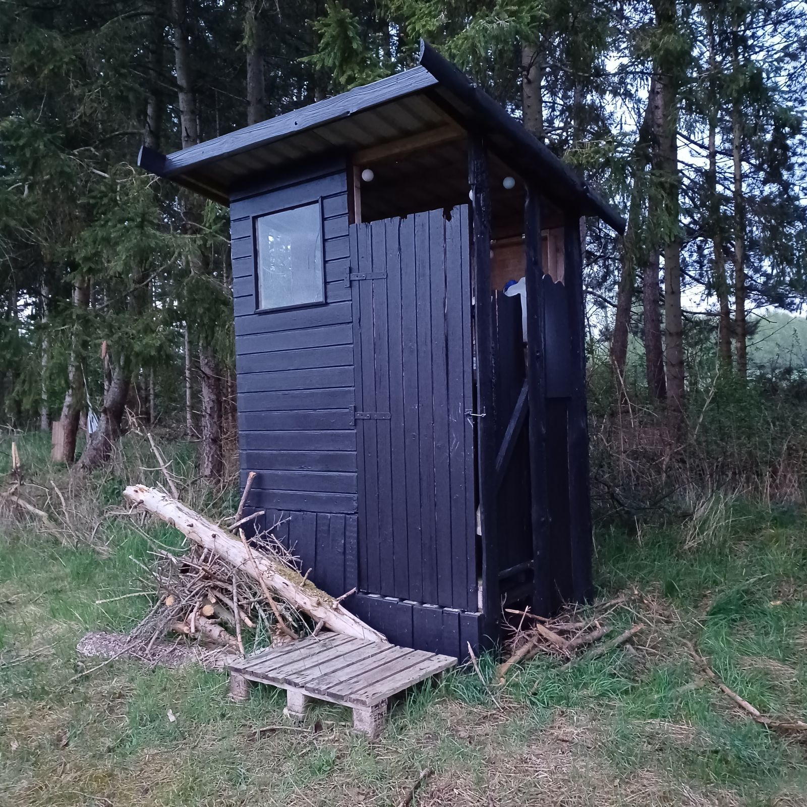 Billede af toiletskuret,men med et lille vindue i. 